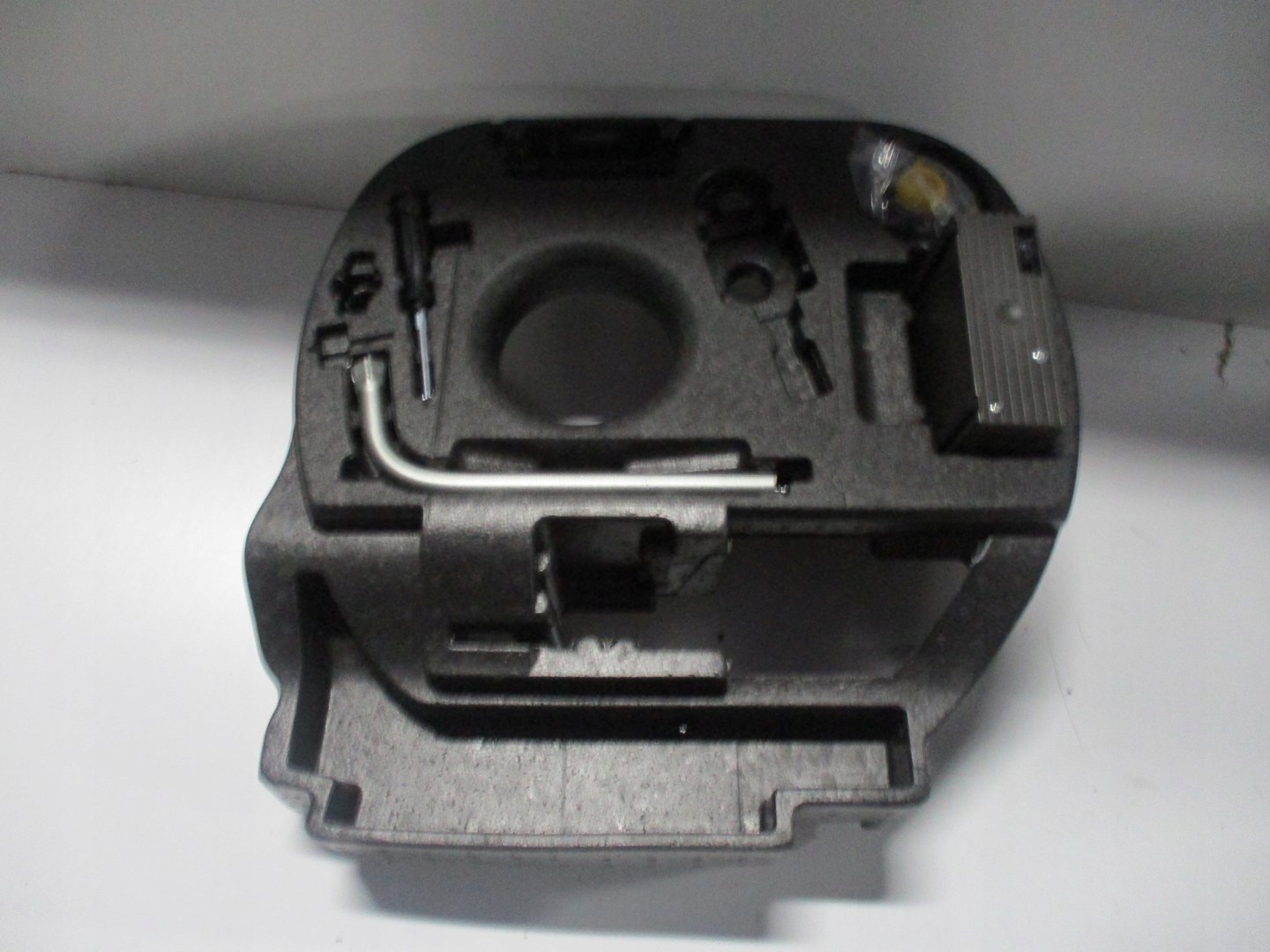 CRIC ROUE SECOURS GARNITURE AUDI A6 4G0