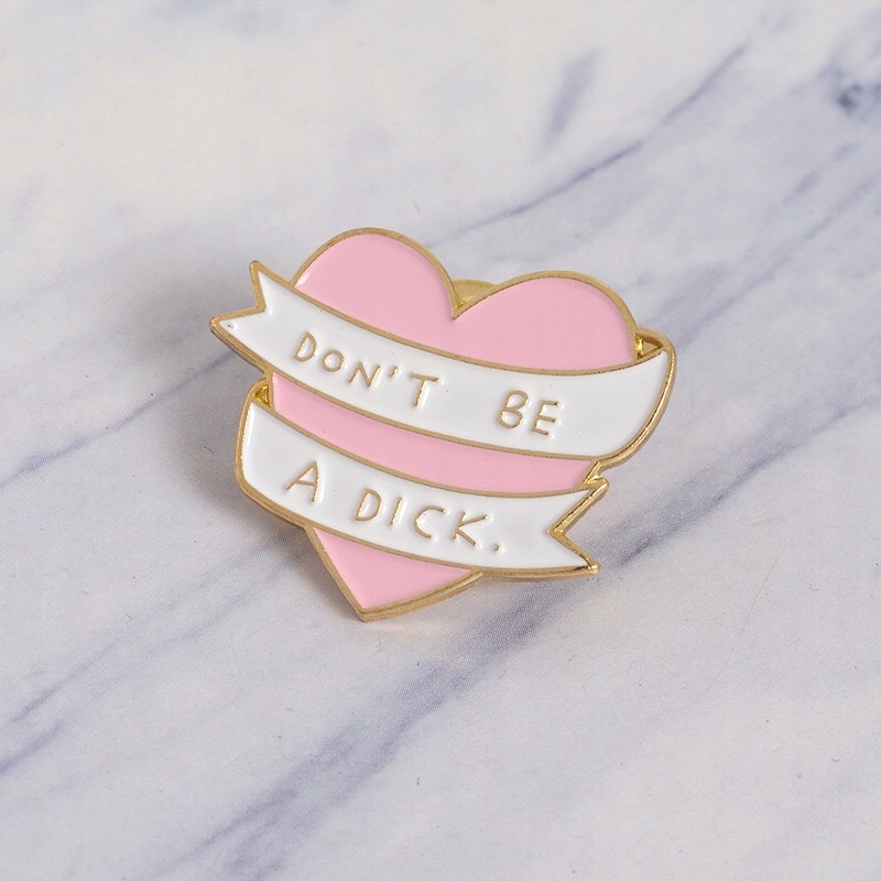 

Pins różowe Serce przypinka napis Don't Be A Dick