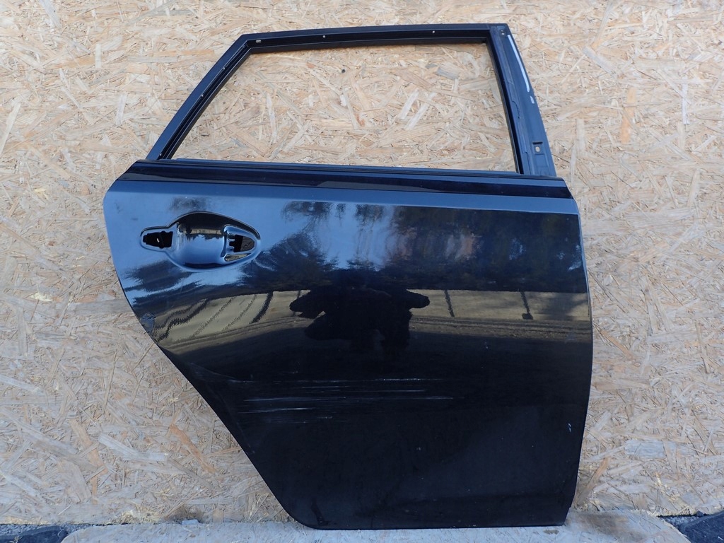 door right rear. right rear part TOYOTA AURIS II E18 HB