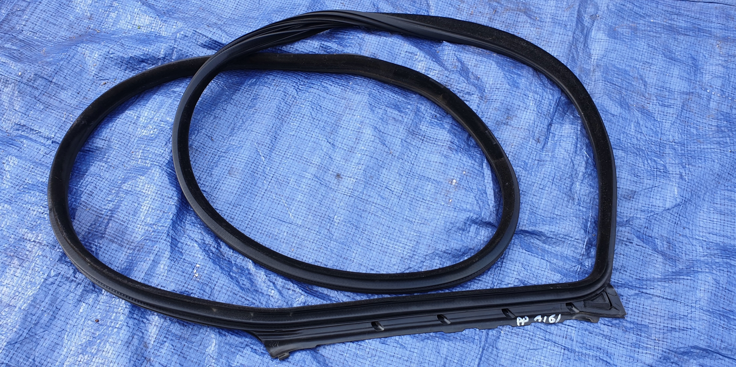 7557112a10. Уплотнитель передней двери bmw x3. Уплотнитель 007. 10. Ауди q7 уплотнитель двери.