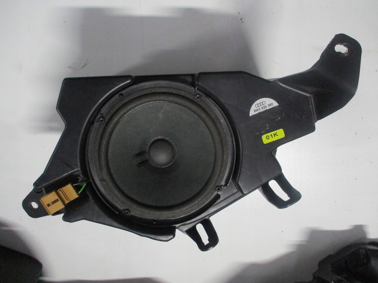 Динамик сабвуфер Audi A4 8w0 8W2035382