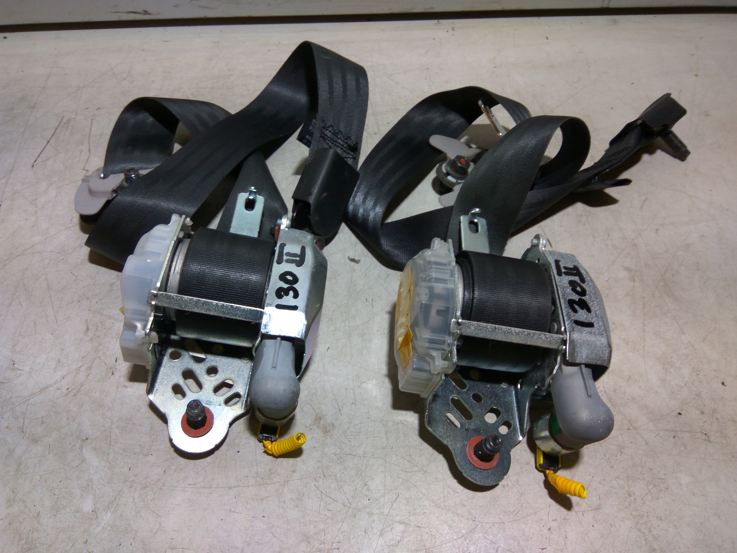 HYUNDAI i30 II PAS PRAWY LEWY PRZEDNI NAPINACZ