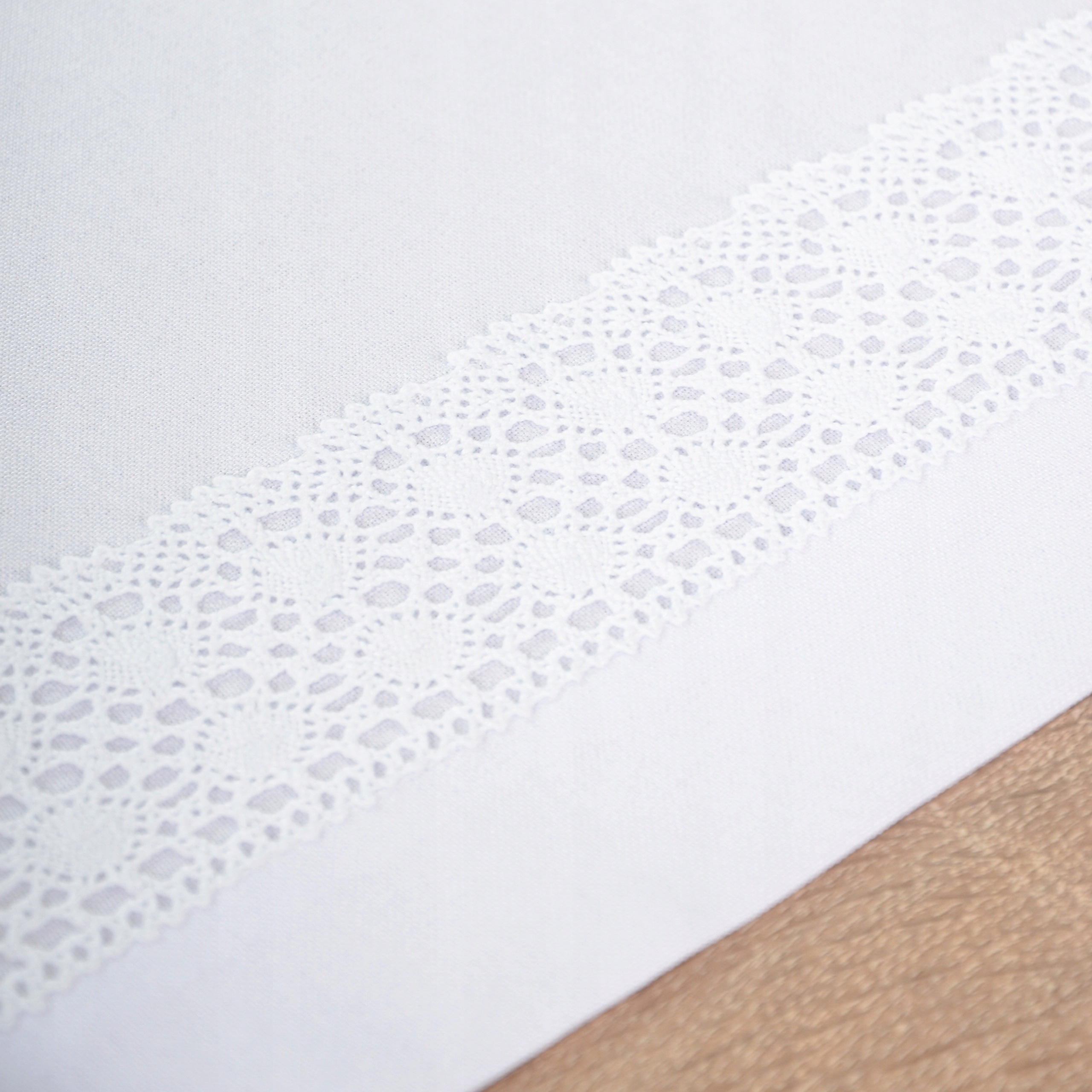 plamoodporny obrus z koronką SEWILLA 200x140 biały Marka Agmar