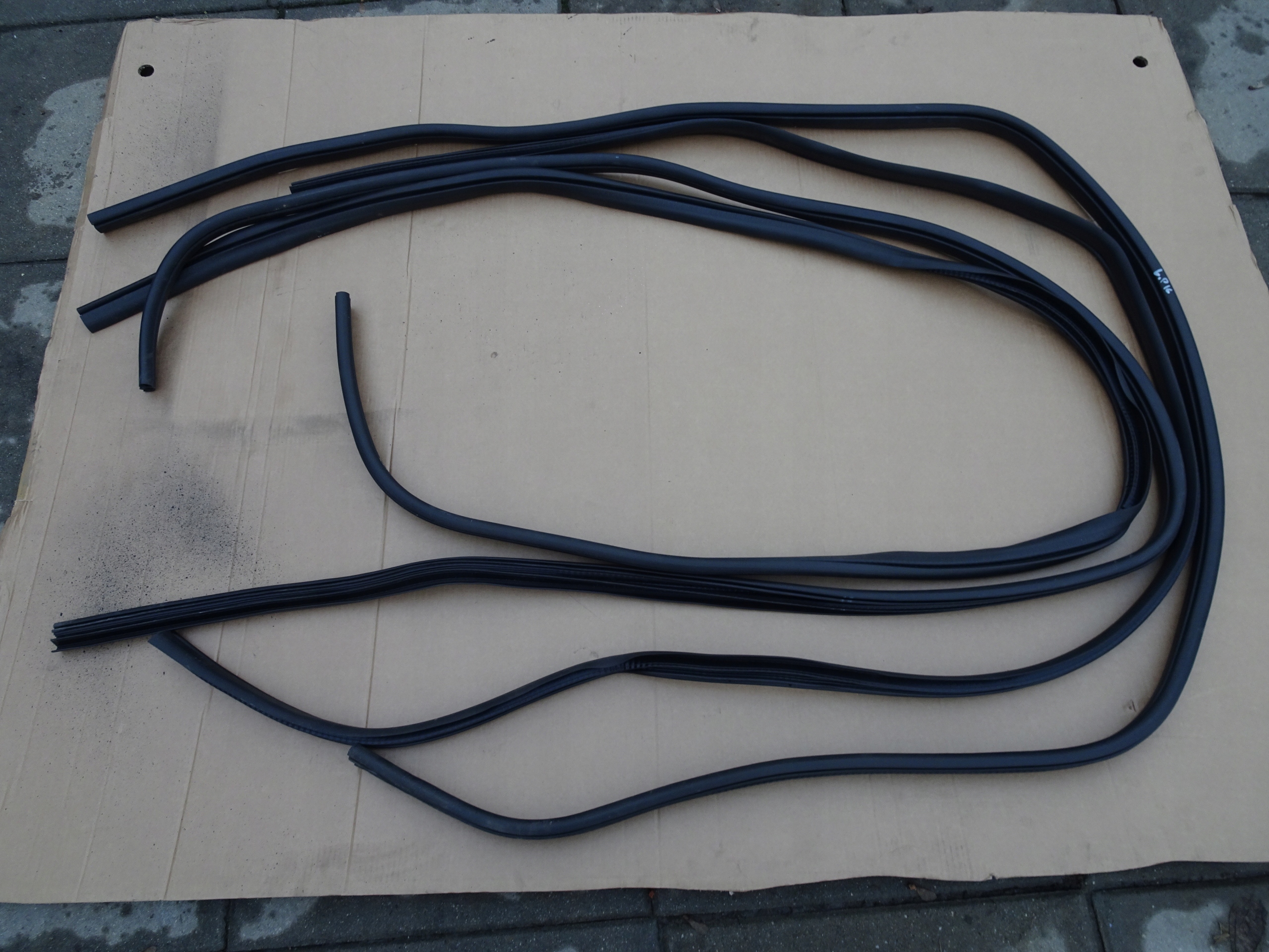 FORD KUGA MK2 LIFT USZCZELKA DRZWI LEWA PRAWA 17r Producent części Ford OE