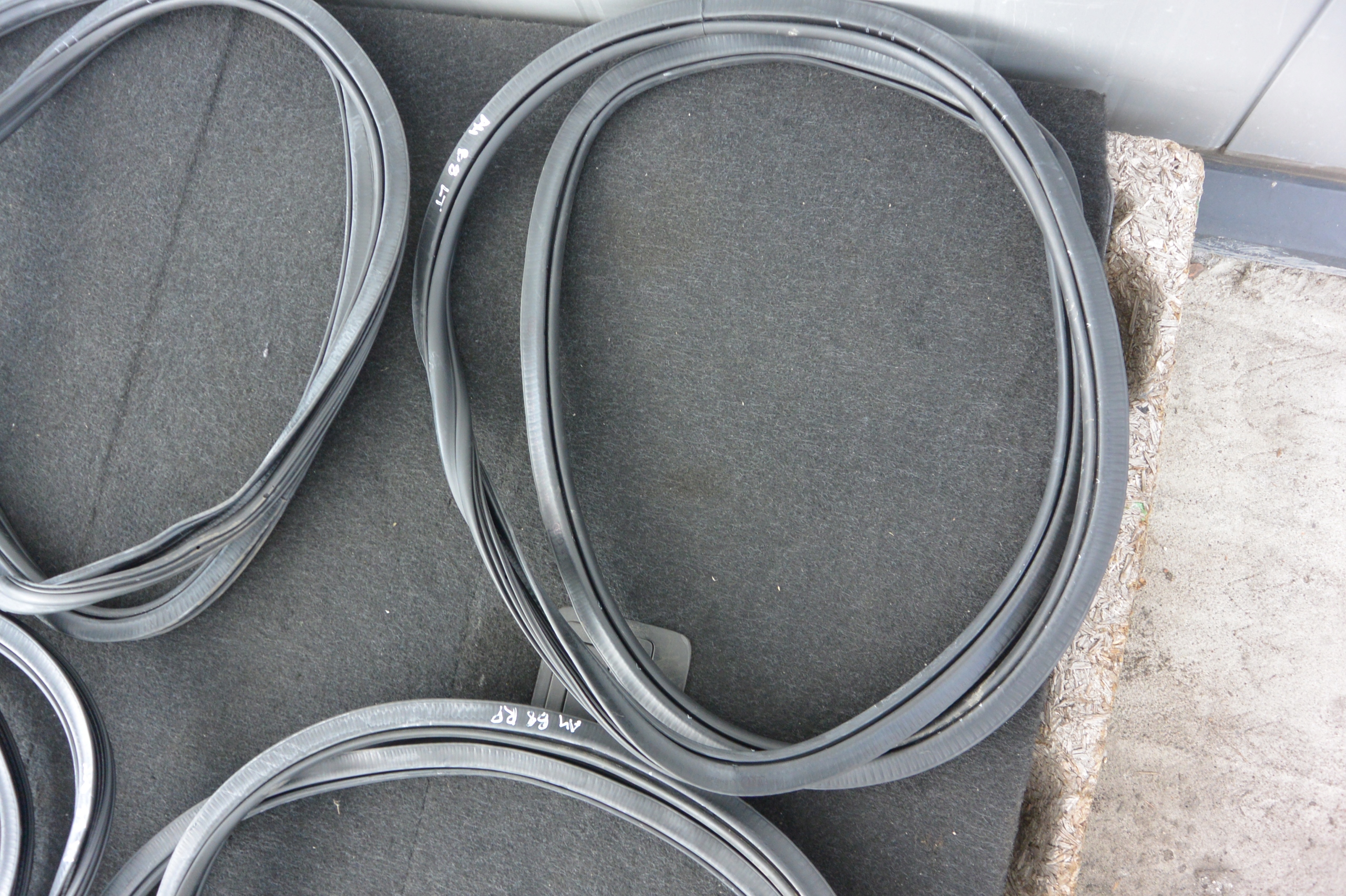 USZCZELKI PRAWY PRZÓD LEWY TYŁ AUDI A4 B8 KOMBI Typ samochodu Samochody osobowe