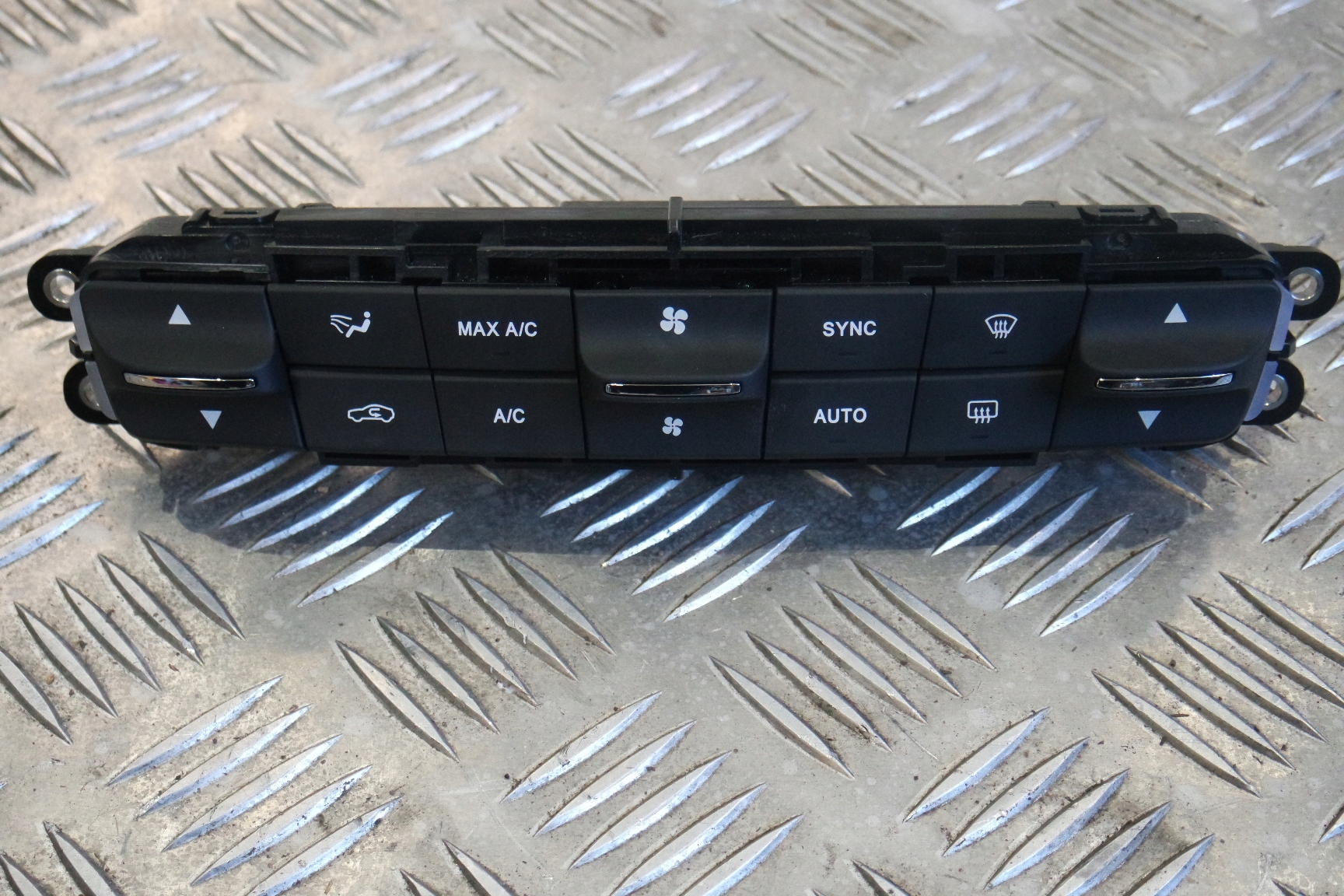 670118796 - ПАНЕЛЬ КОНДИЦИОНЕРА MASERATI LEVANTE 6701187960