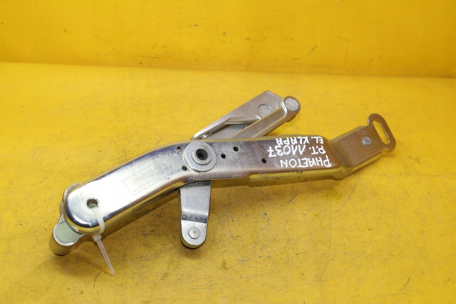 HINGE TRUNK TRAIL RIGHT PHAETON 3D5827582B