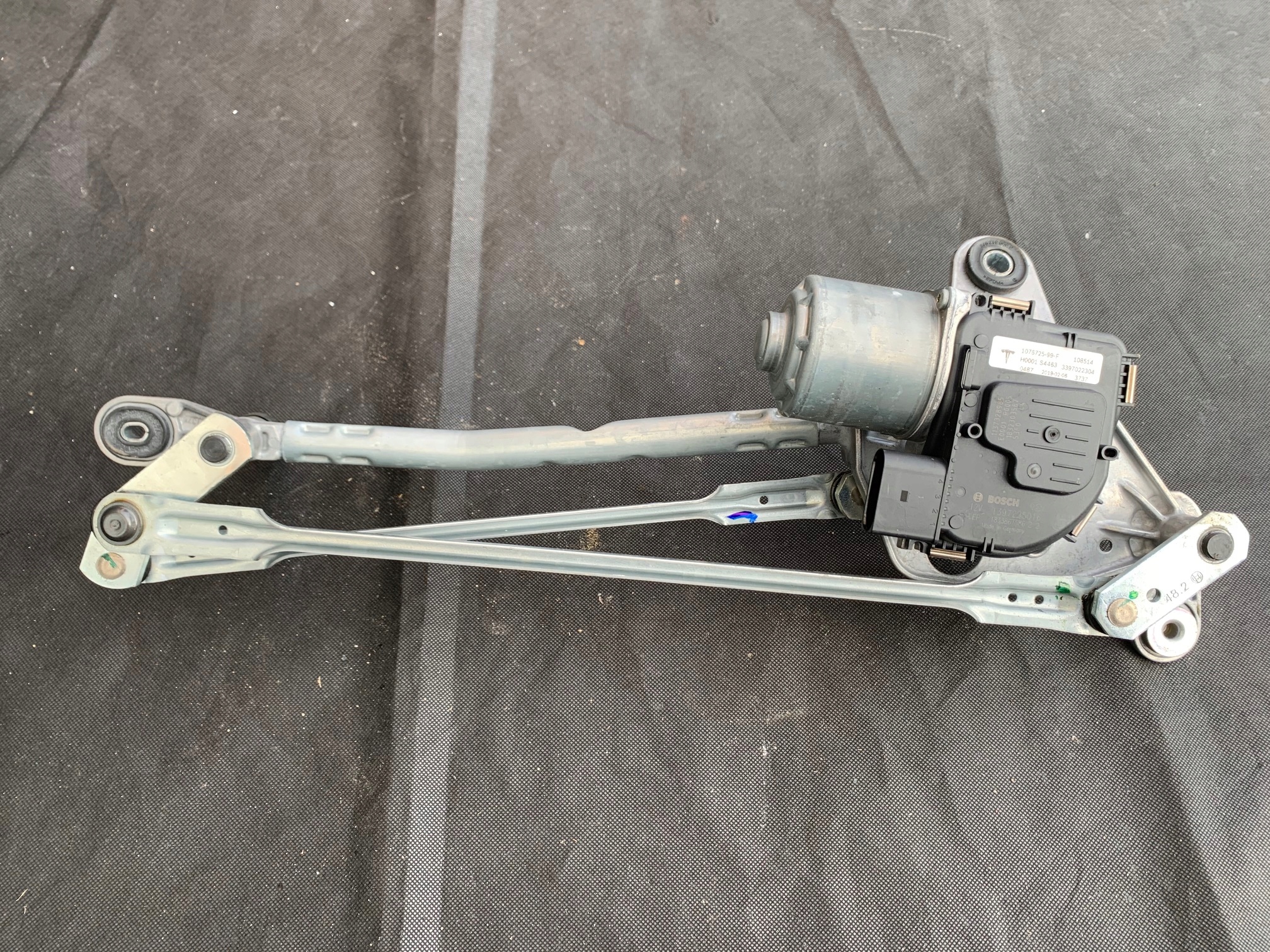 1044731-00-B - Тесла Модель 3 стеклоочиститель механизм 1076725-99-F