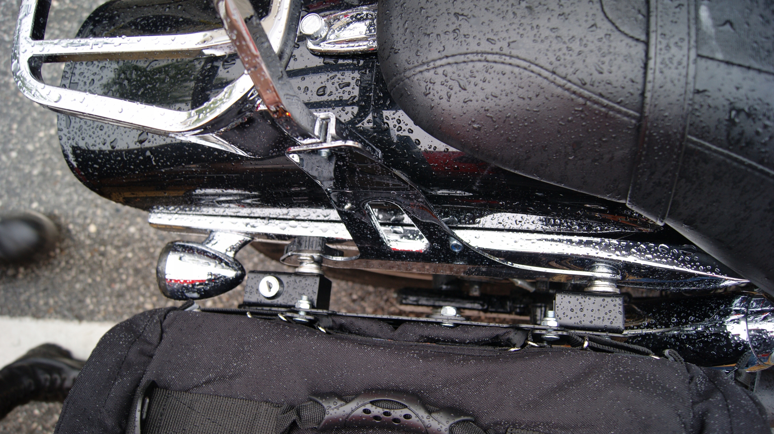 STELAZ SZYBKIEGO WYPINANIA HARLEY DAVIDSON SOFTAIL Installation side