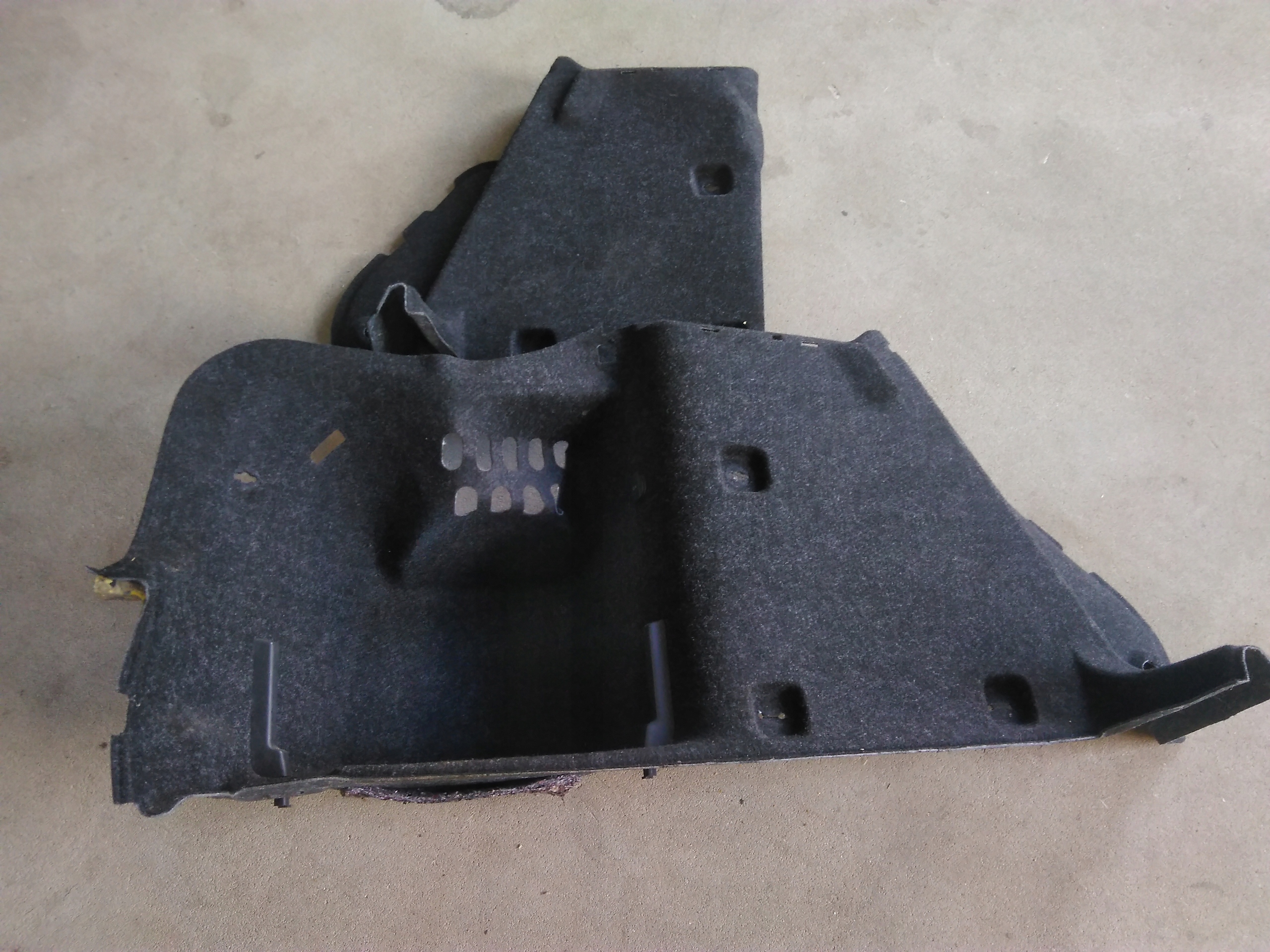 BOCZEK BAGAŻNIKA SKODA OCTAVIA III 5E5867427P