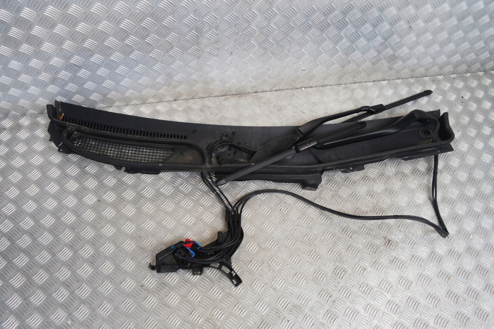 570MM - MERCEDES W217 CABRIO обшиває важелі склоочисника