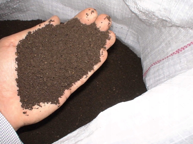 Biohumus kompost hnojivo hnojivo humus z dážďoviek