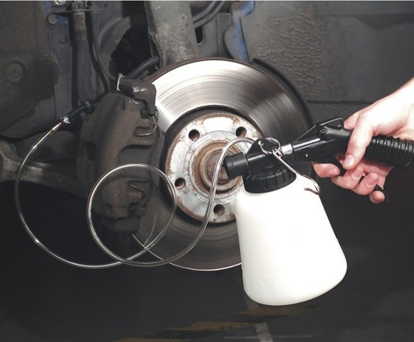 ZESTAW DO ODPOWIETRZANIA HAMULCOW WYMIANY PLYNU Producent code F14102