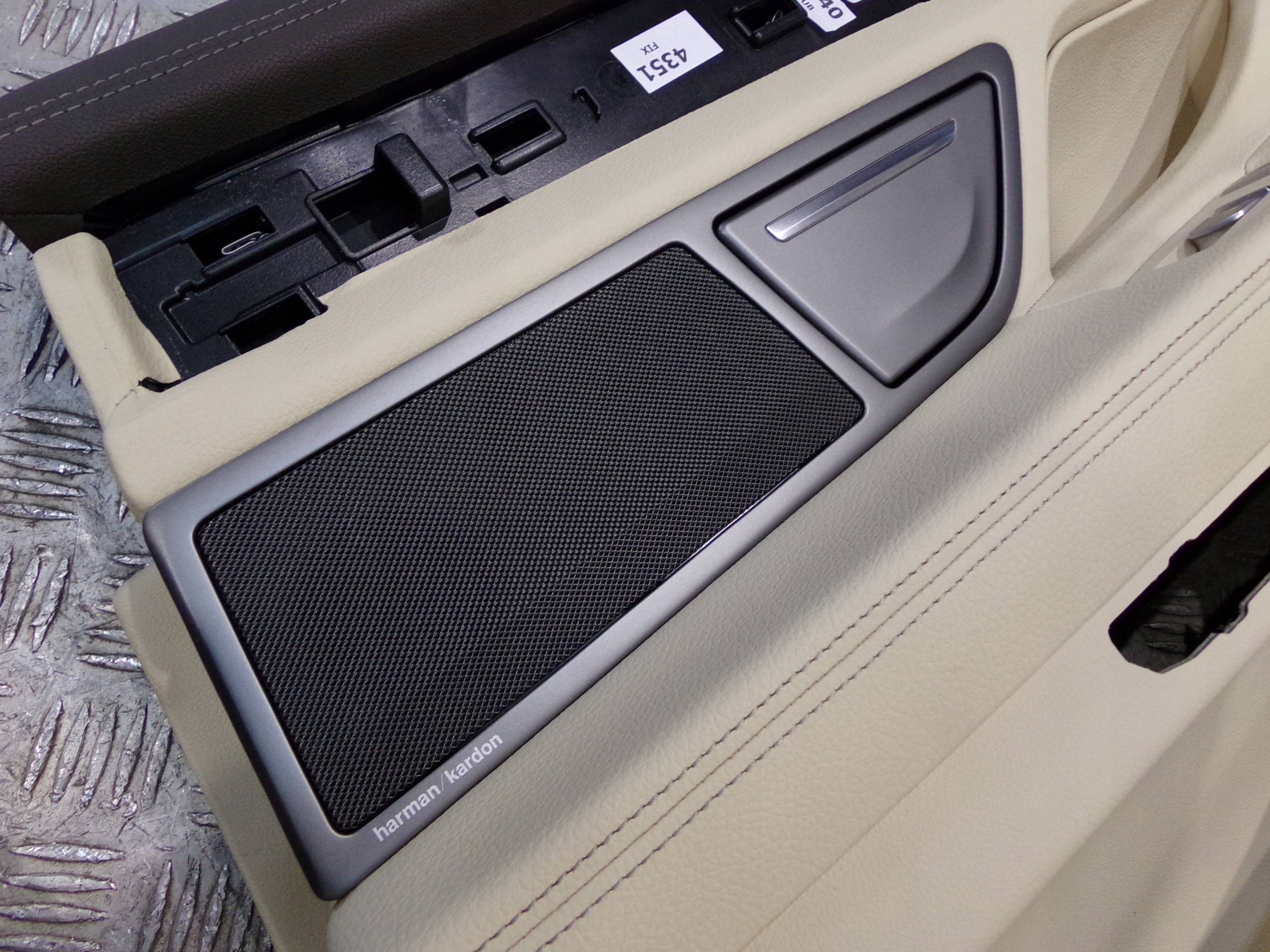 BMW G11 G12 TAPICERKA BOCZEK DRZWI PRZÓD TYŁ BEŻ Producent części BMW OE