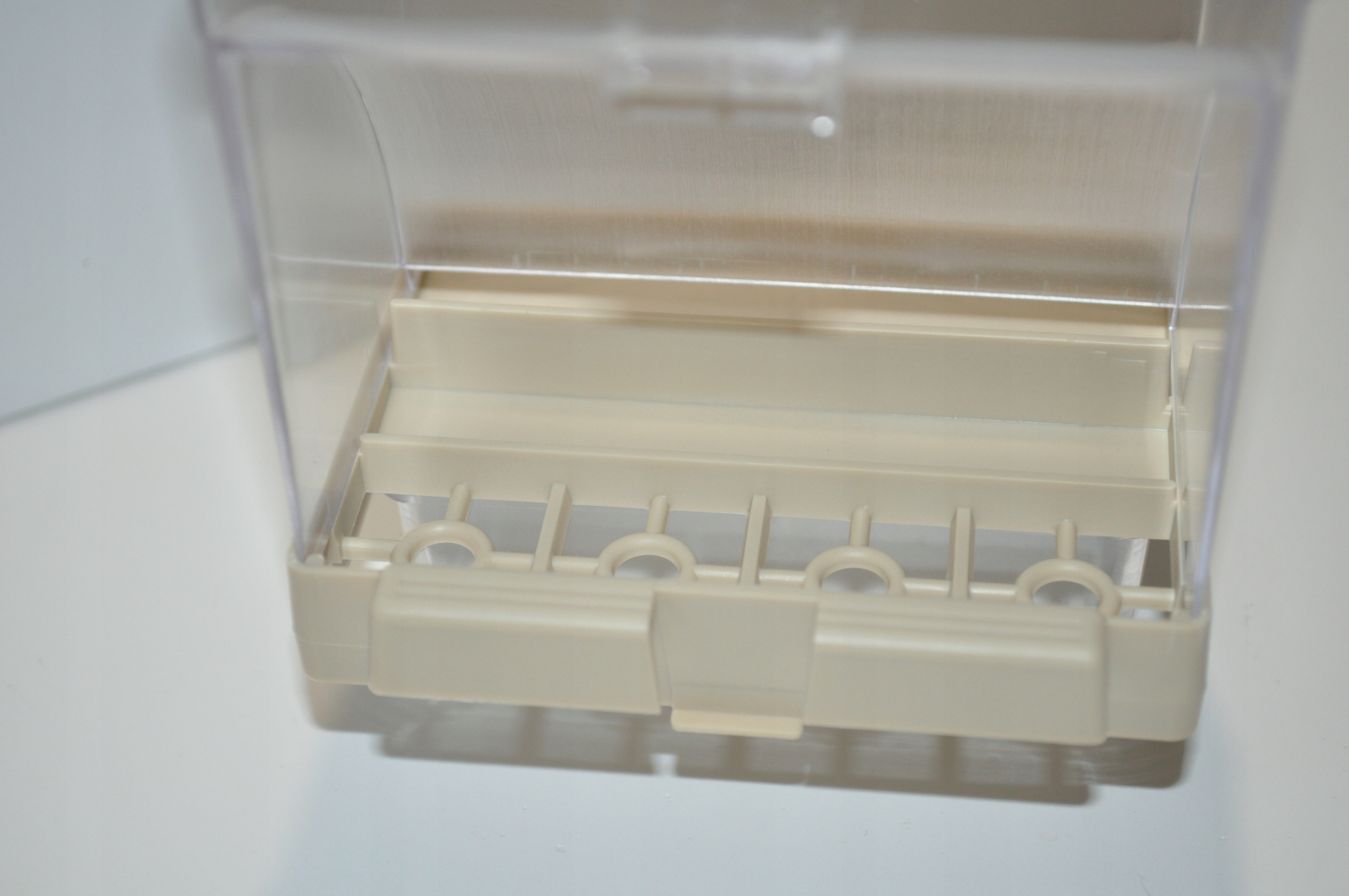 Karmidło Silos z łapaczem łusek dla egzotyki, kanarków, NIE DLA PAPUG ! Nazwa handlowa Karmidło z łapaczem łusek Silos