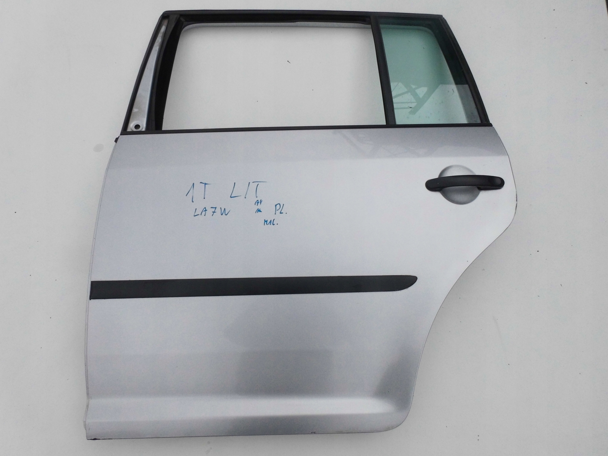 ДВЕРІ VW TOURANt РЕСТАЙЛІНГ ЗЛІВА ЗАДНЄ СРІБНИЙ La7w