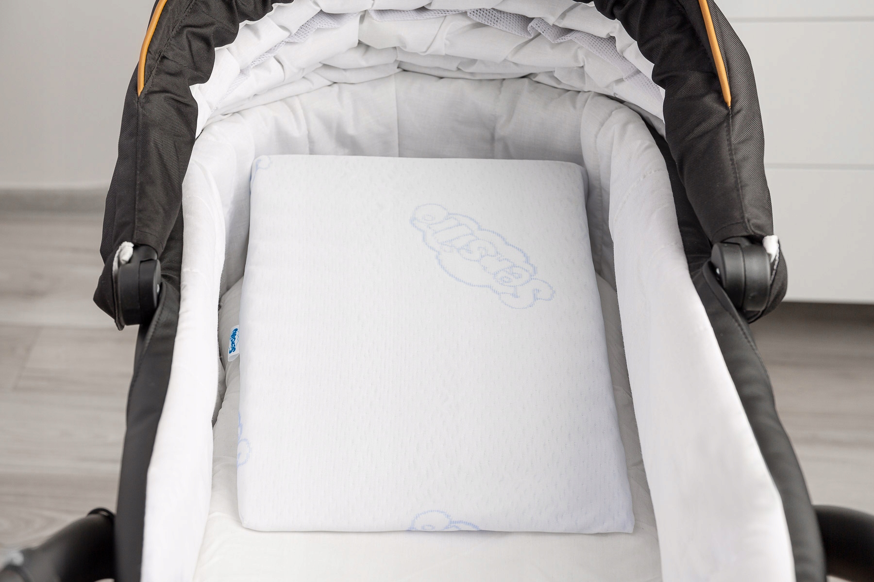 PODUSZKA KLIN DO WÓZKA DLA NIEMOWLĄT + POSZEWKA Kolor dominujący biel