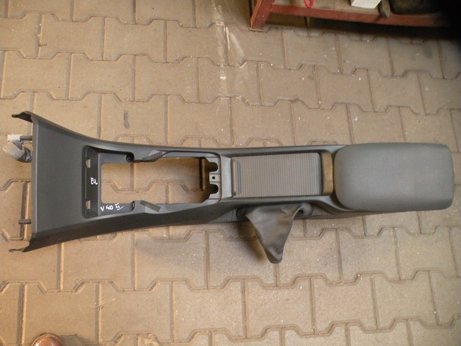 подлокотник середина консоль кожа volvo V40 II 31306939