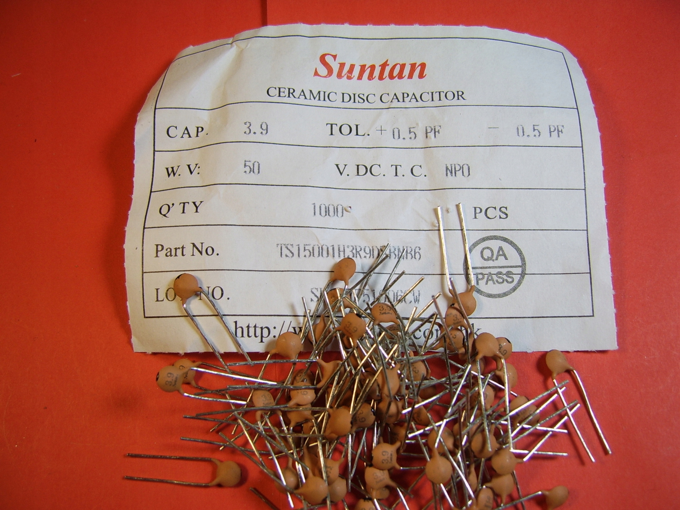 100x 3.9pF 50V +/-0.5pF NP0 kond. ceramiczny Tht