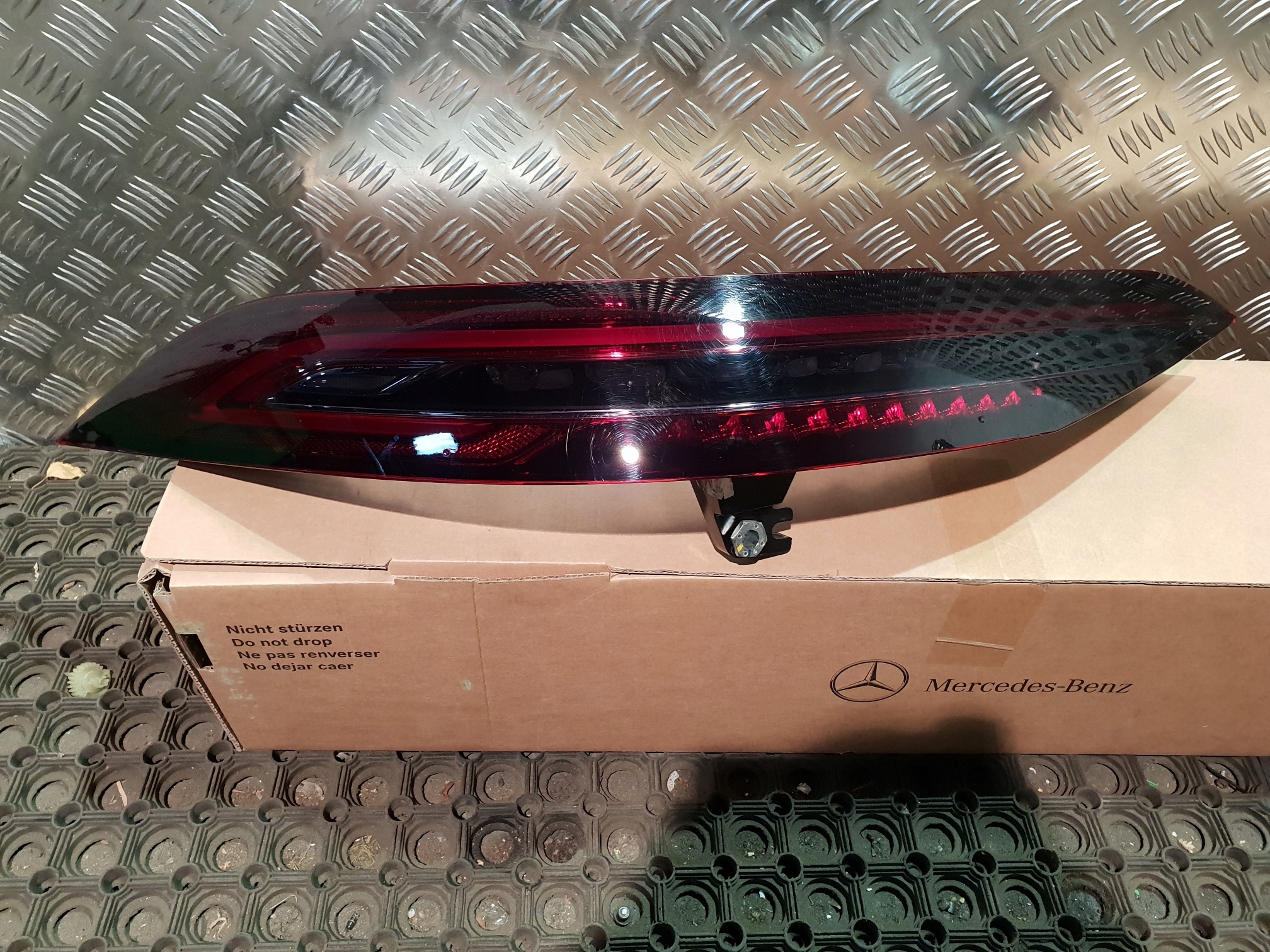 LAMPA LEWA TYL MERCEDES A290 GT AMG SHADOW