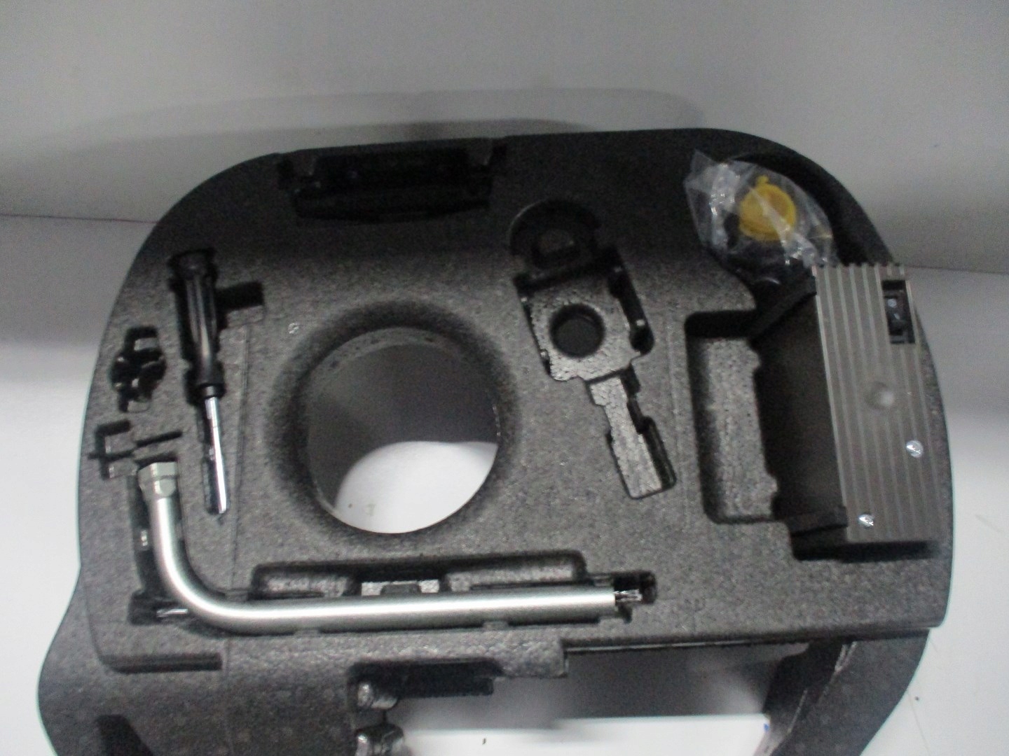 CRIC ROUE SECOURS GARNITURE AUDI A6 4G0