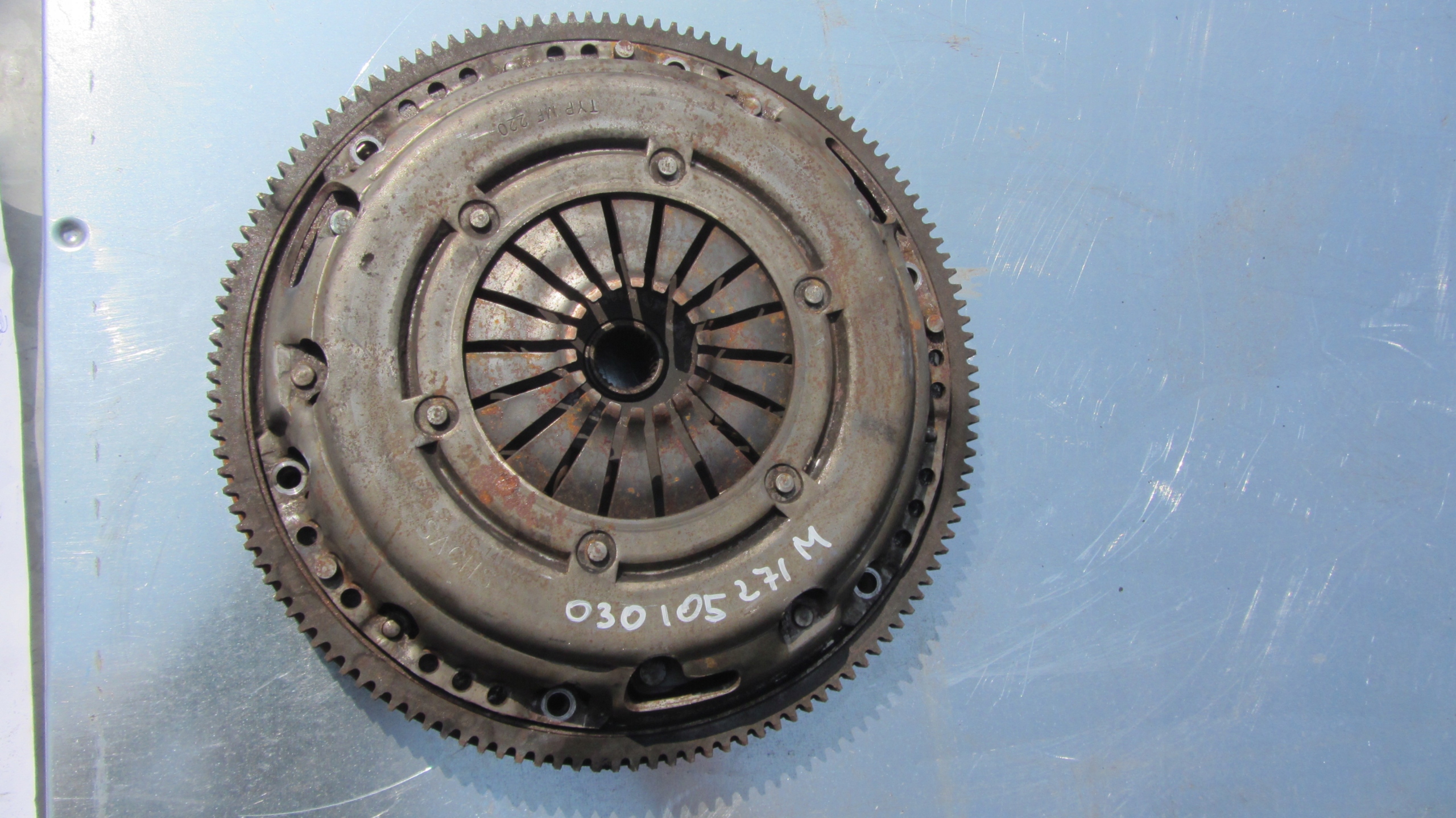 KOŁO ZAMACHOWE 030105271M TOURAN LIFT 2.0 BSX 2008