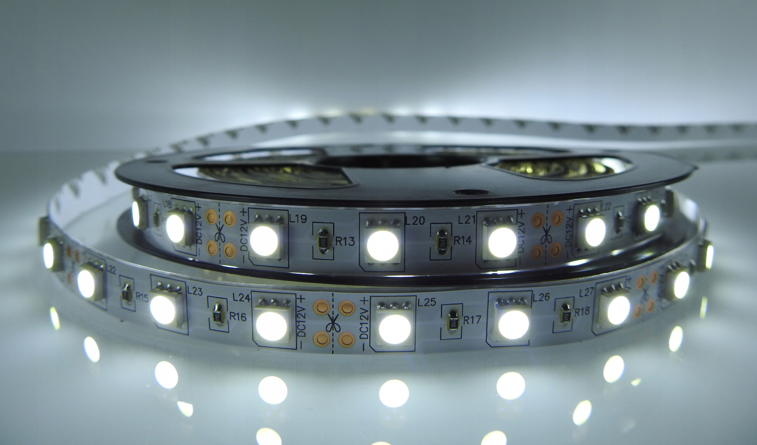 

Taśma 5050 300 Led 12V Biała Zimna 14,4W Rolka 5MB