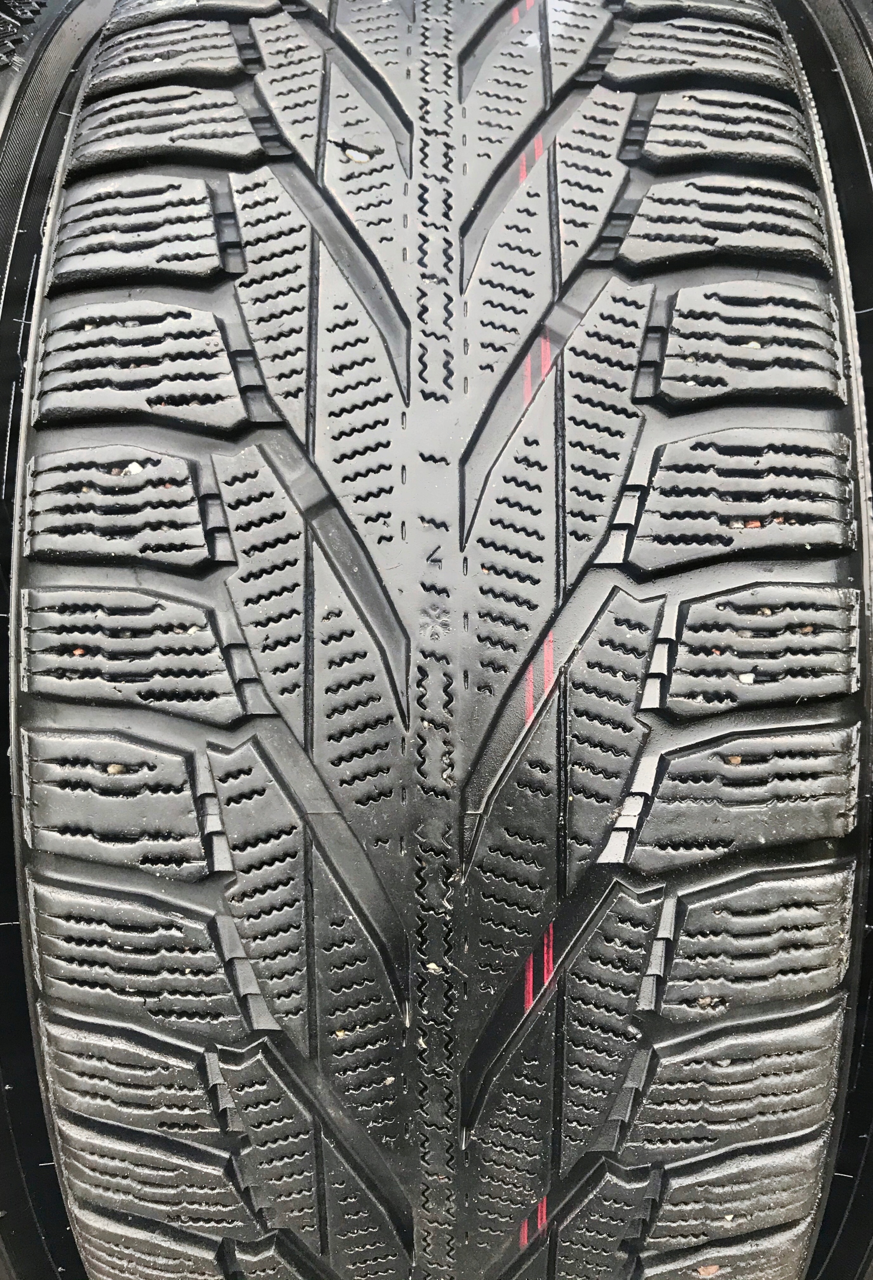 4x 215/65R16 NOKIAN HAKKAPELITTA R2 SUV 102R ZIMA Model Hakkapeliitta R2