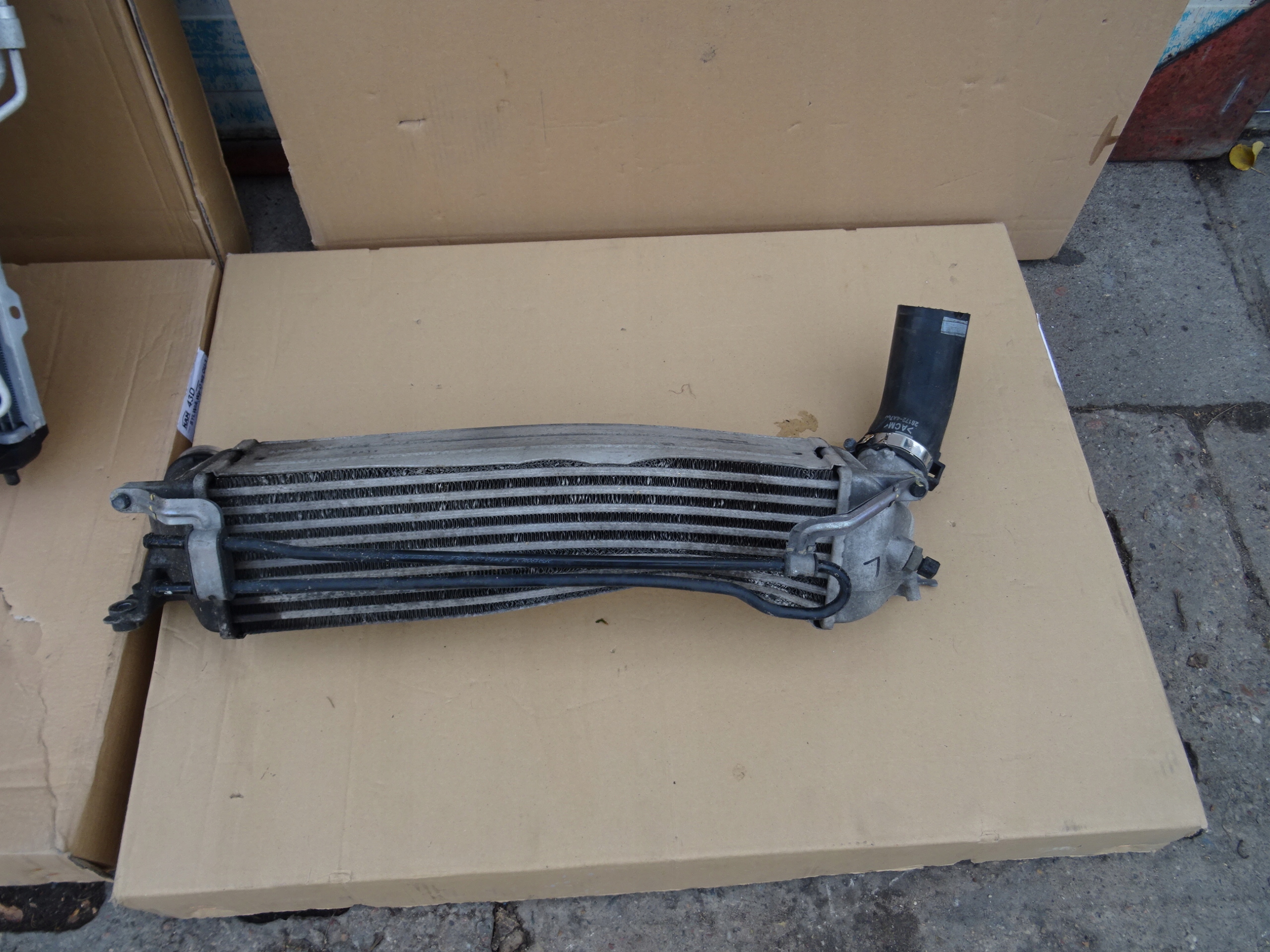 ІНТЕРКУЛЕР ПОВІТРЯ HYUNDAI H1 H200 13- ОРИГІНАЛ