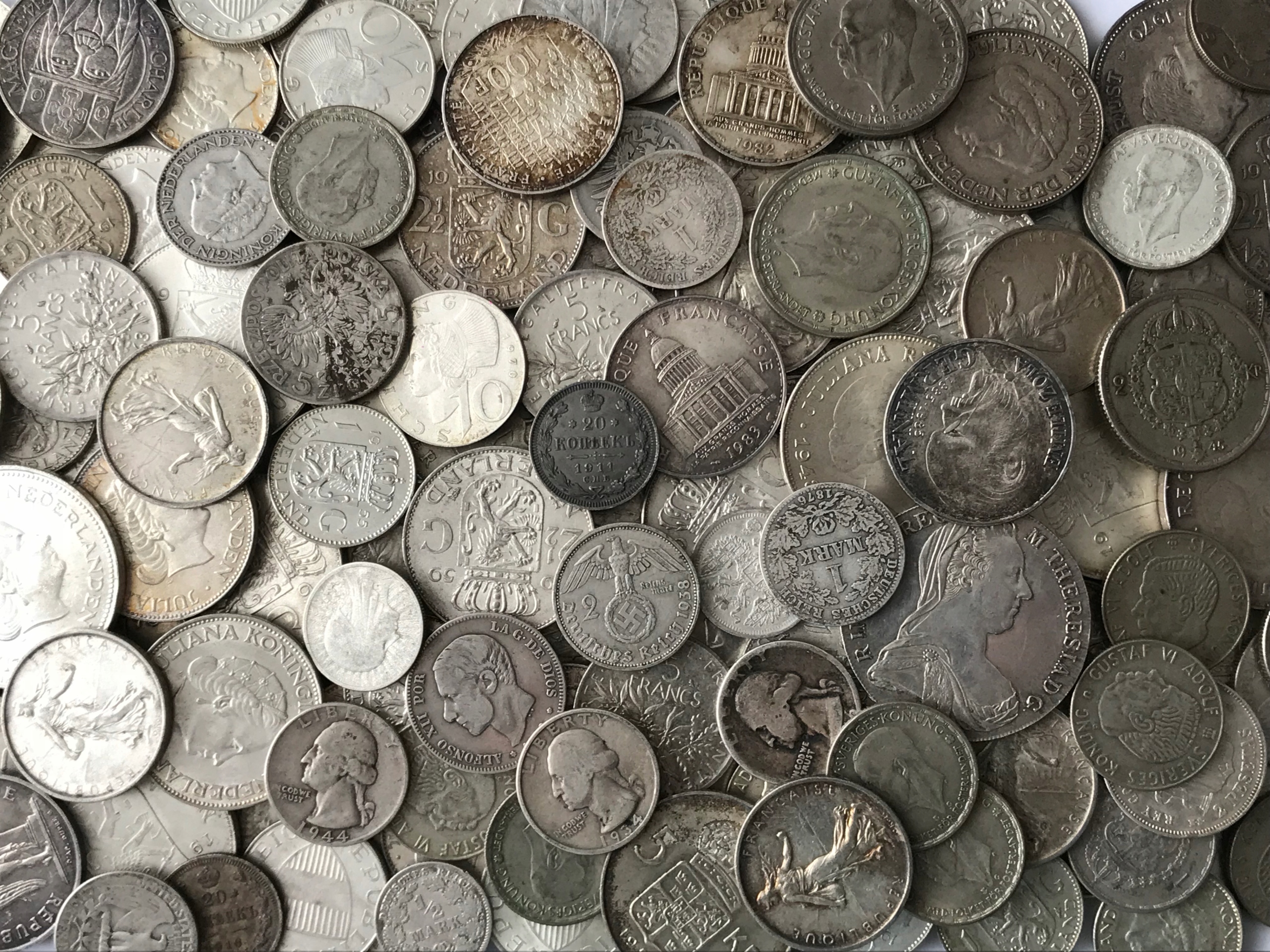 Купить много монет. Монеты серебро. Серебряная Монетка. Кучка серебряных монет. Гора серебряных монет.