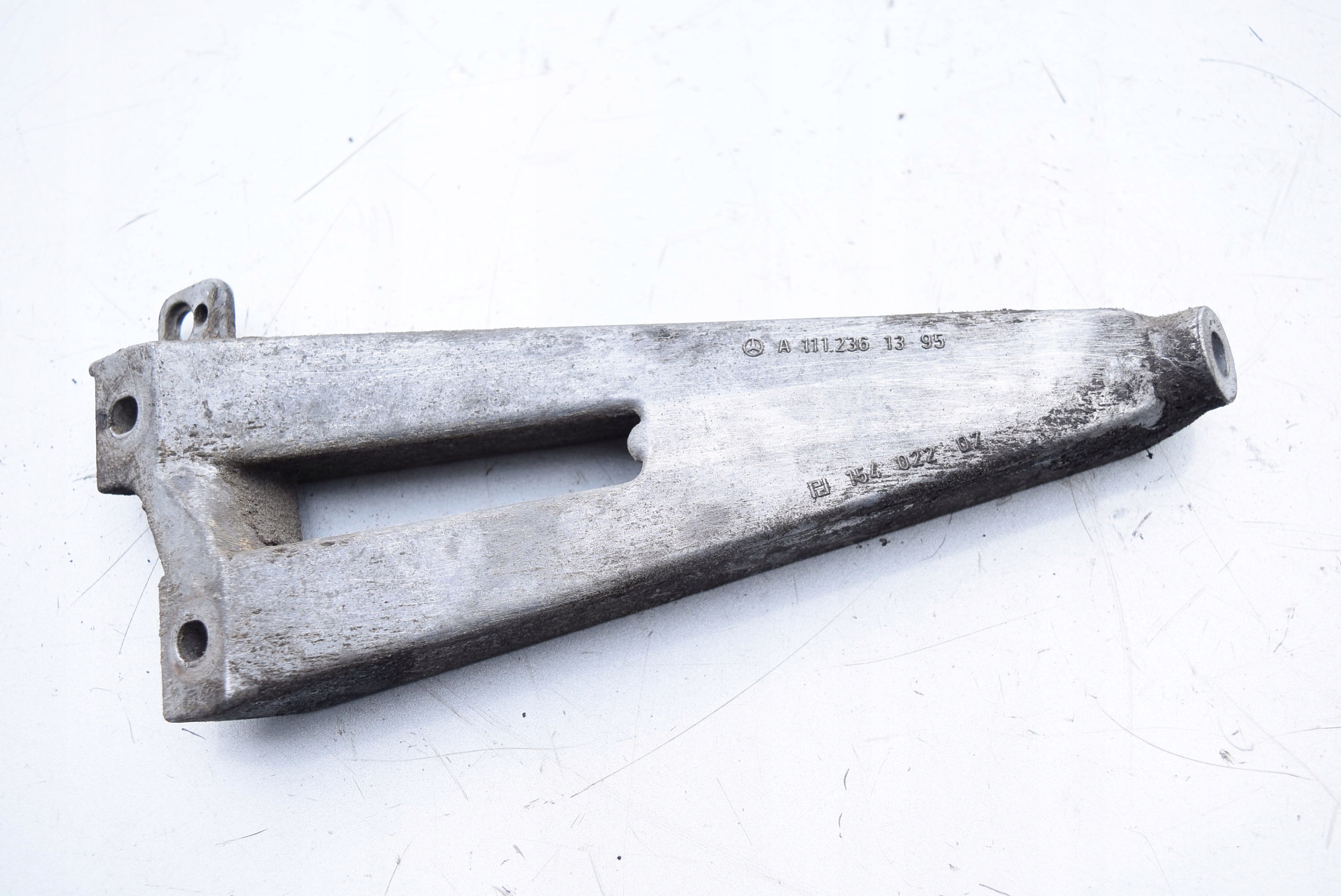 MERCEDES W210 2.0 KOMPRESOR ŁAPA 1112361395