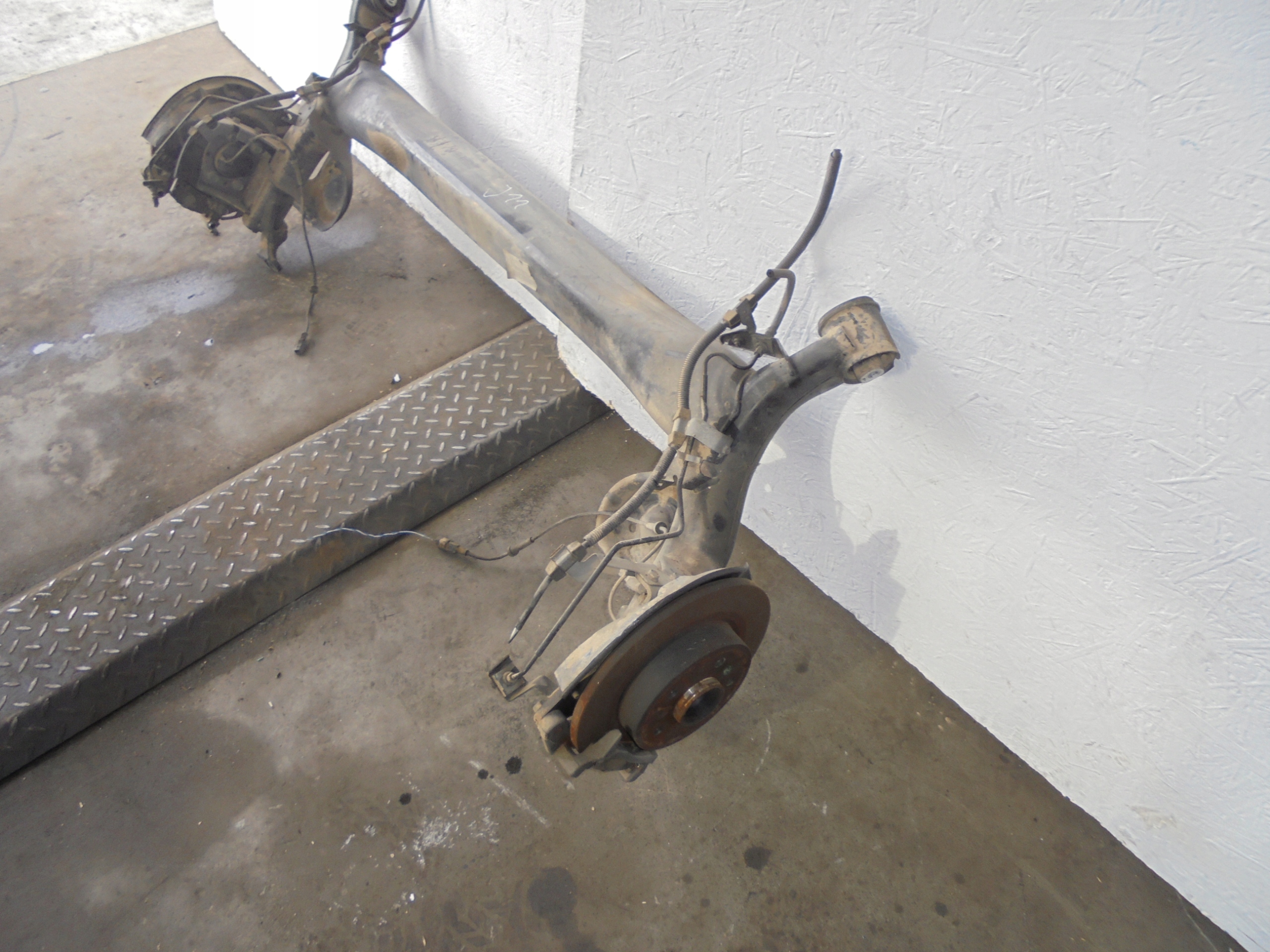 NISSAN QASHQAI J11 OŚ BELKA TYŁ 16r Producent części Nissan OE