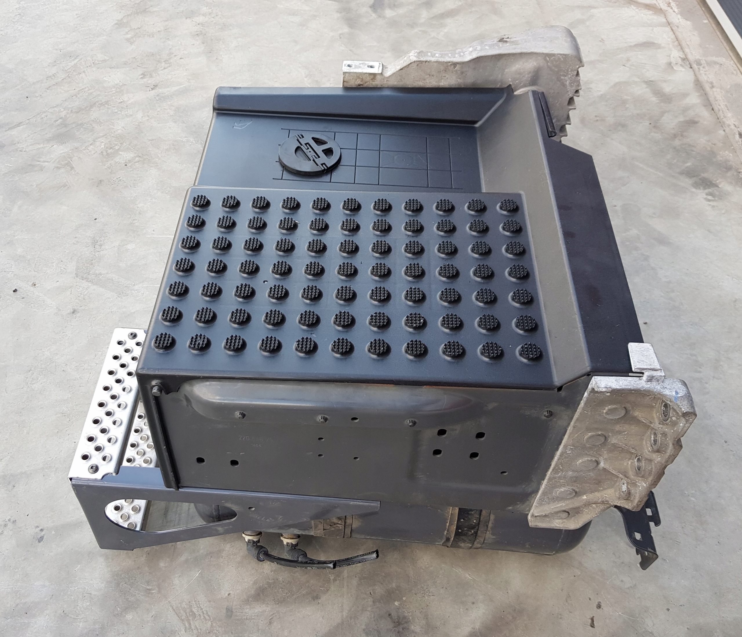 SKRZYNKA PODSTAWA AKUMULATORÓW OBUDOWA VOLVO FH 4 Producent części Volvo OE