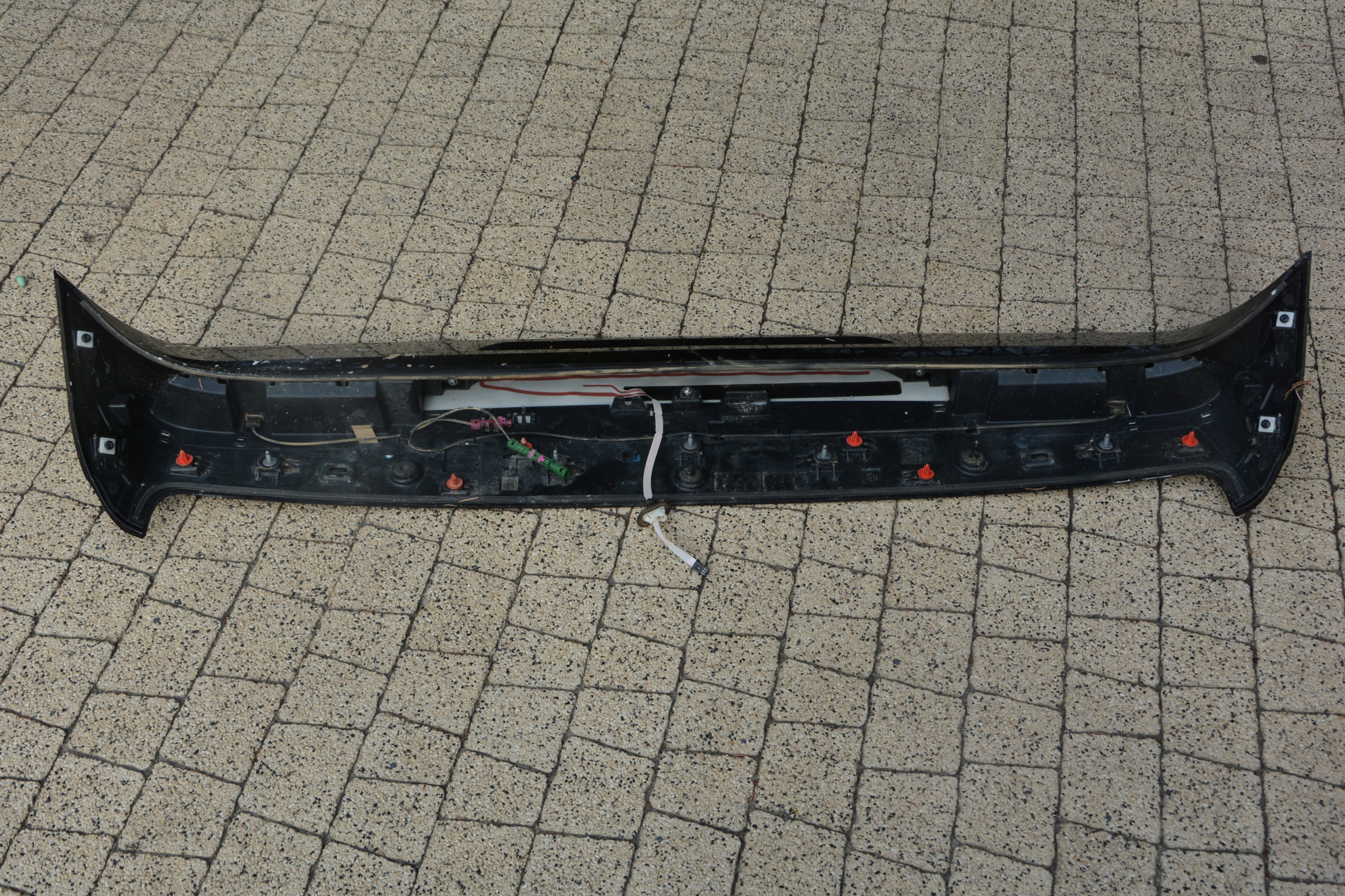 SPOJLER KLAPY BAGAŻNIKA VW TOUAREG 3 760827933D/E Jakość części (zgodnie z GVO) O - oryginał z logo producenta pojazdu (OE)