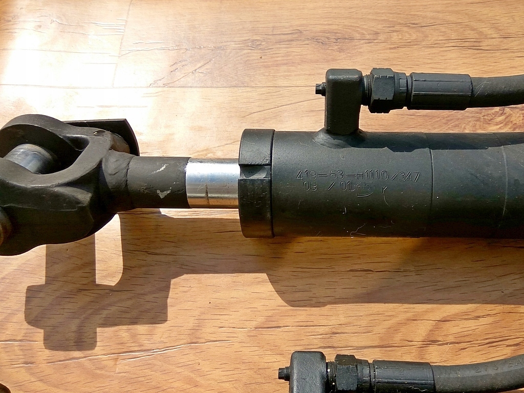 2 siłowniki układu skrętu ładowarka Komatsu WA320 Numer katalogowy części WA320