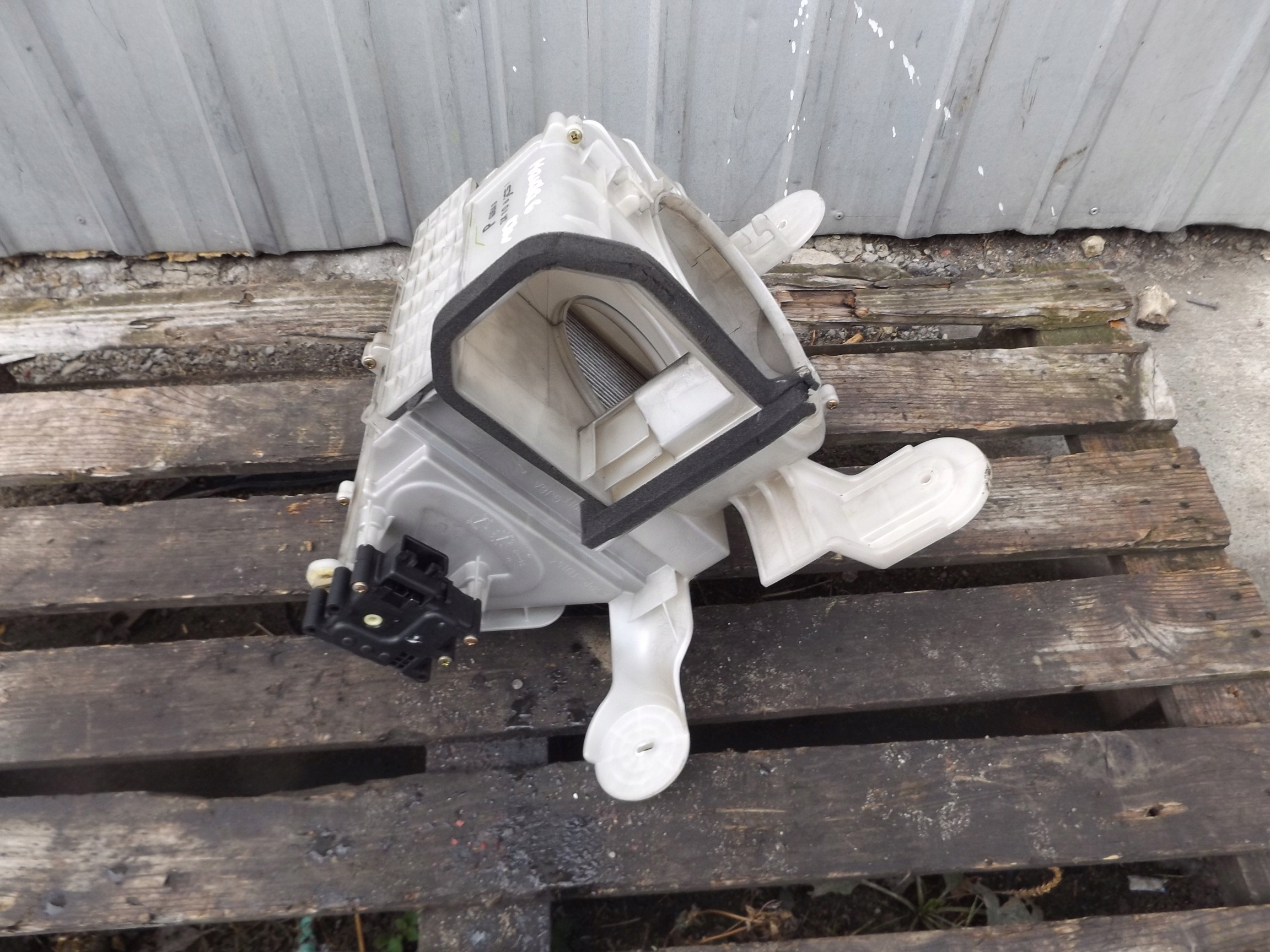 MAZDA 6 OBUDOWA WENTYLATORA EUROPA Producent części Mazda OE