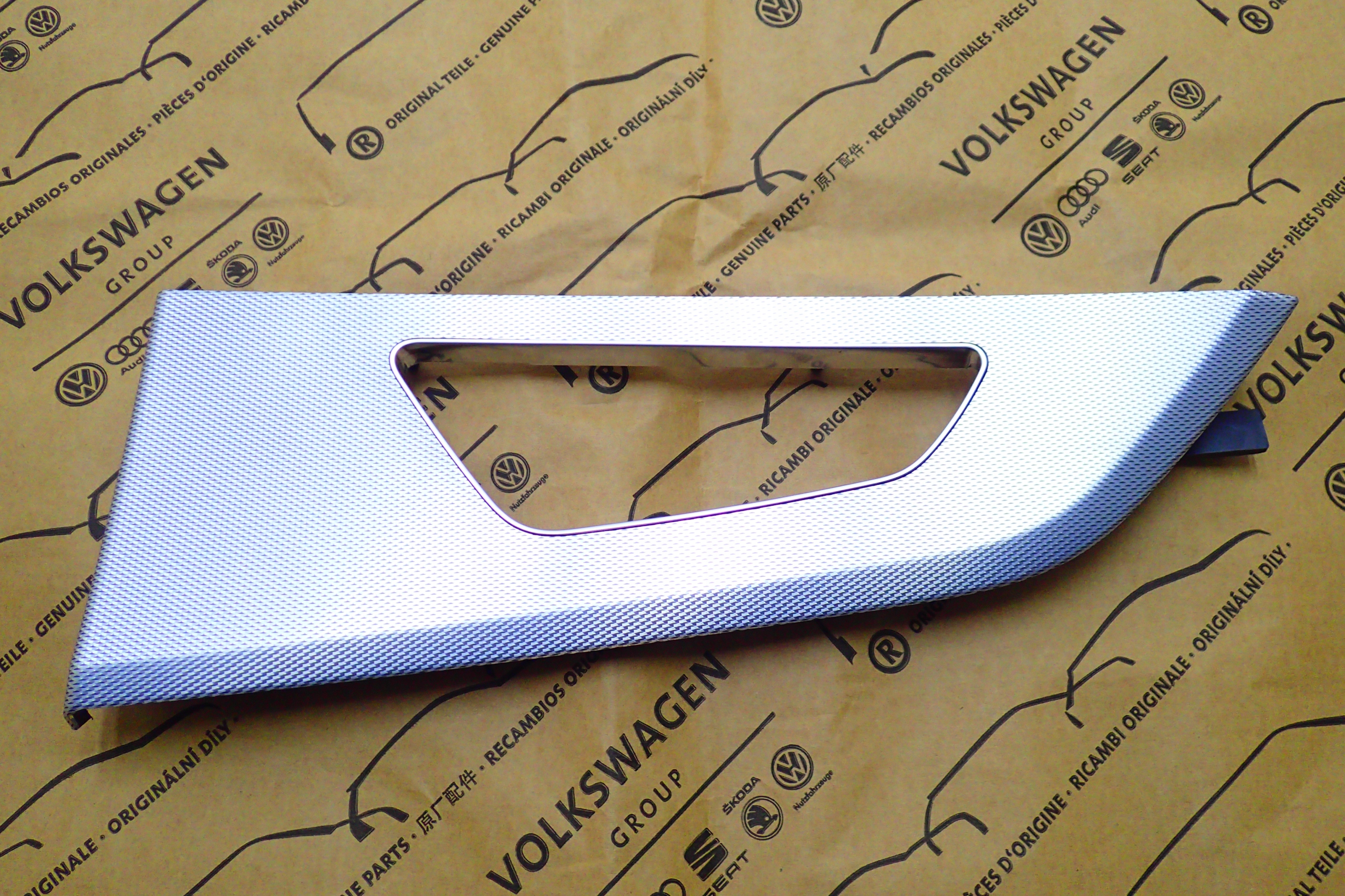 AUDI Q8 4M8 LISTWA DRZWI 4M8867449C 4M8867450C Typ samochodu Samochody osobowe