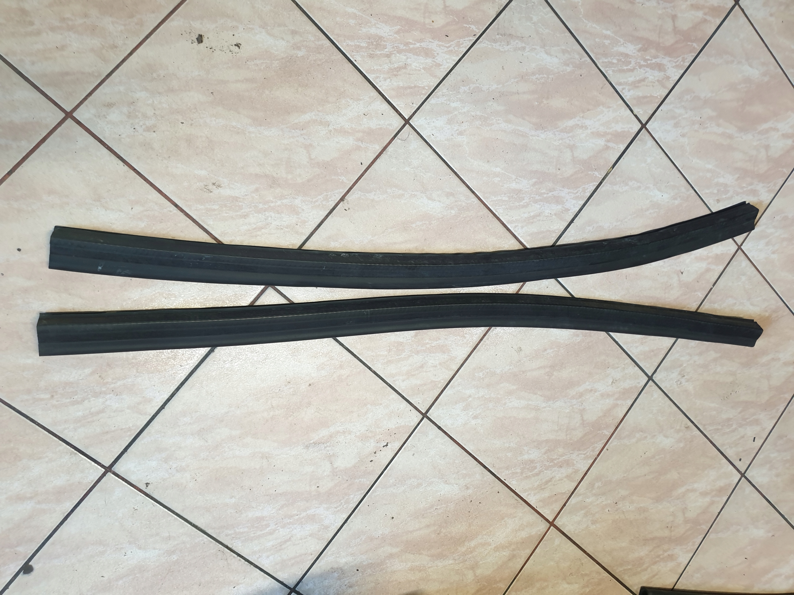 УЩІЛЬНЮВАЧ КАПОТУ ГУМА ВІДСІКУ ДВИГУНА AUDI A4 A5 B8