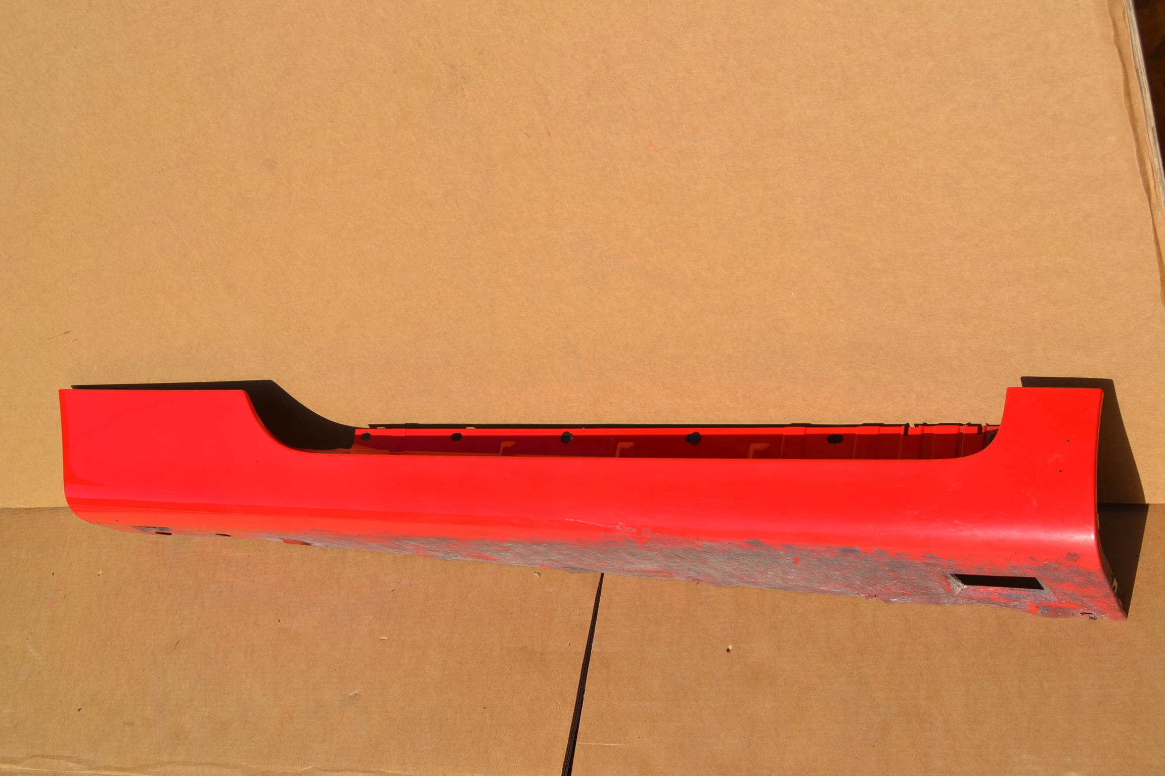 Audi TT 8J Listwa progowa prawa czerwona LZ3M