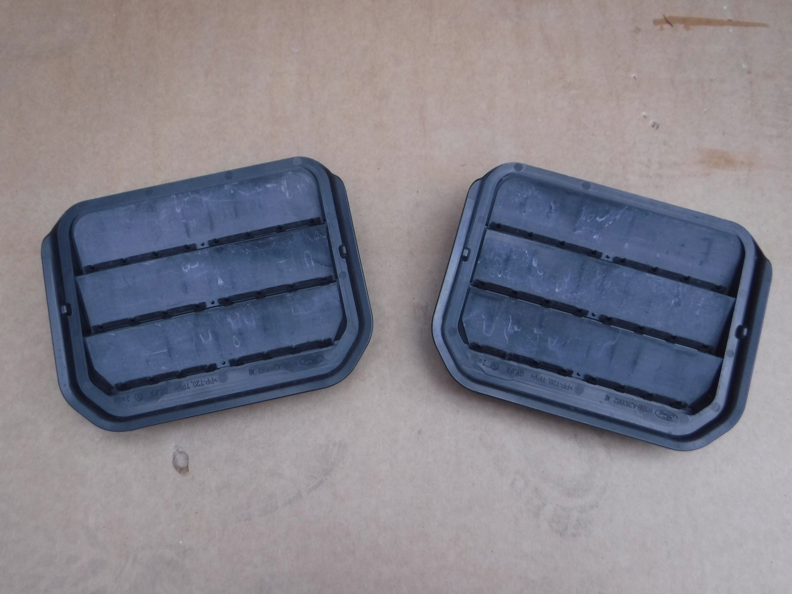 Kratka wentylacyjna pod zderzakiem FORD FOCUS MK4