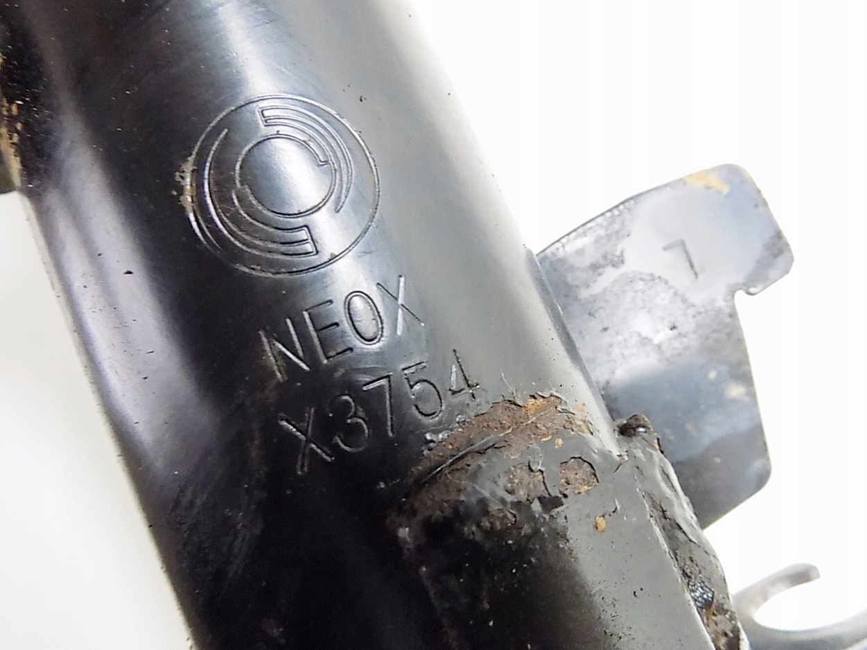 AMORTYZATOR LEWY PRZÓD - VOLVO XC70 II 2.4 D5 07- Rodzaj zawieszenia standardowe