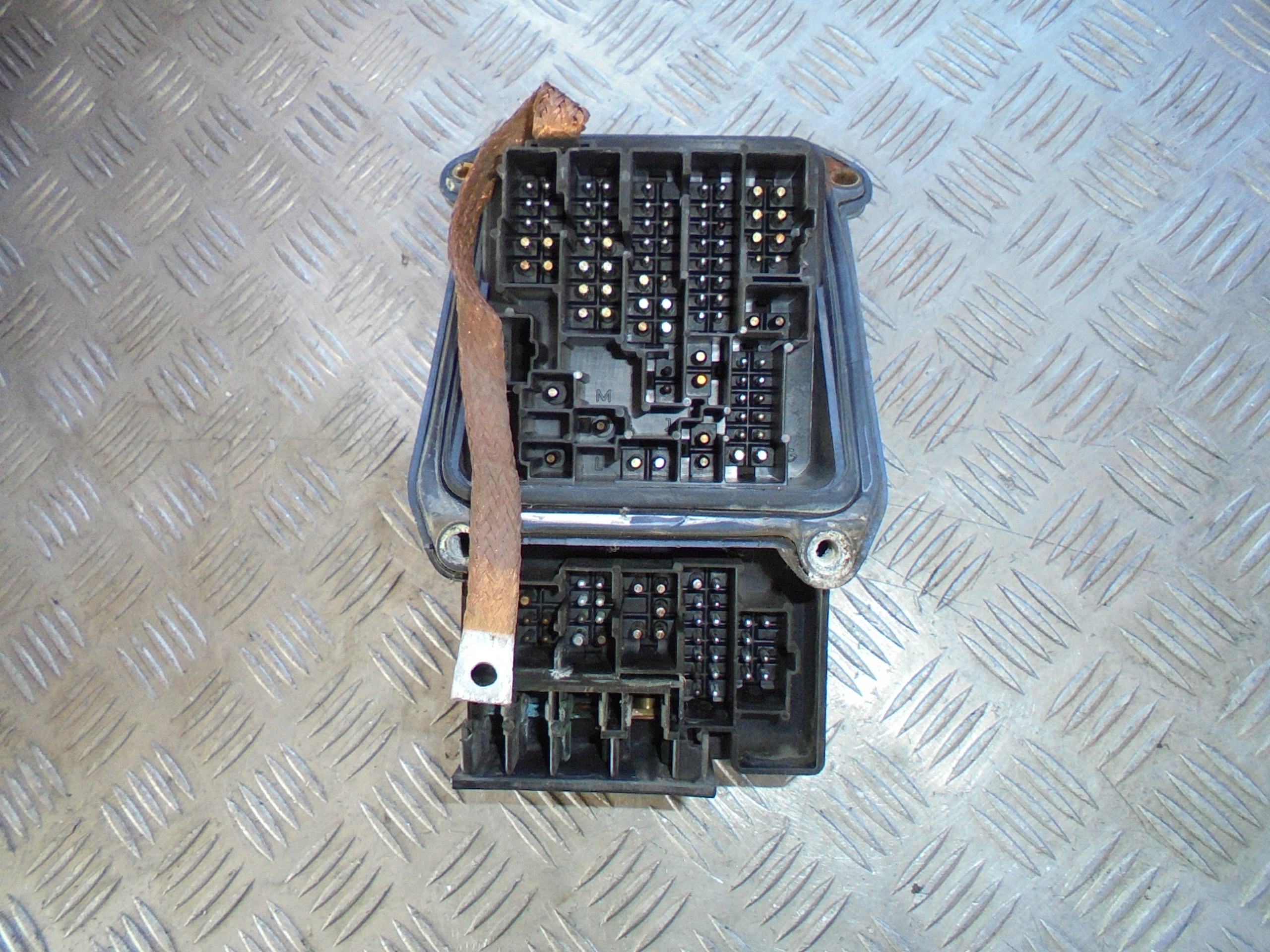 PUSZKA SKRZYNKA BEZPIECZNIKÓWMERCEDES W201 2.0D Producent części Mercedes-Benz OE