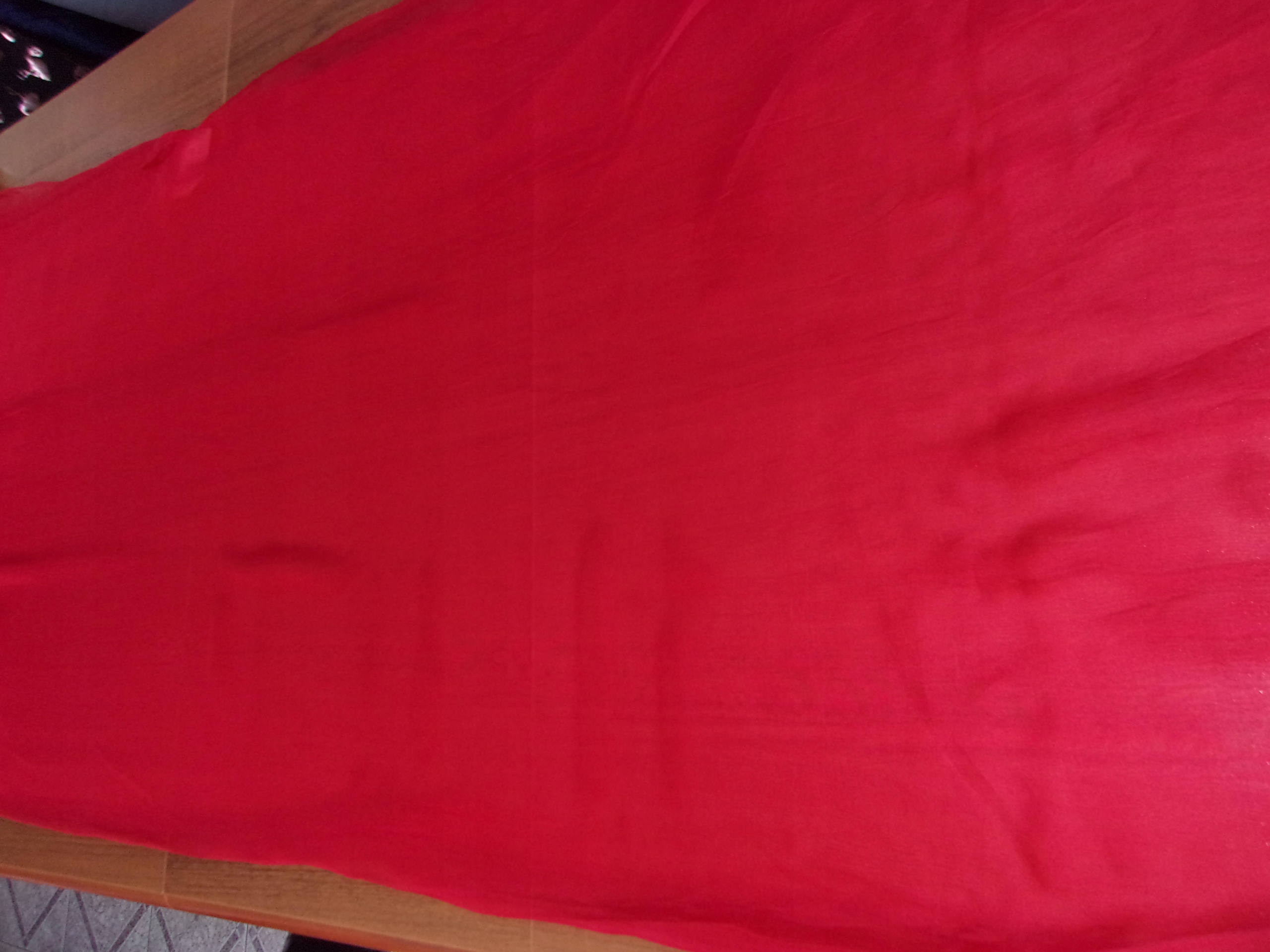 červený hedvábný šifon