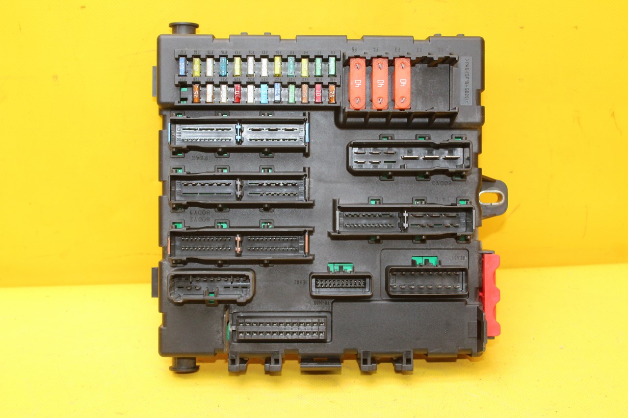 SKRZYNKA BEZPIECZNIKÓW VECTRA C 2.2 DTI 13112914AU