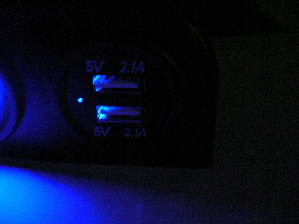 ŁADOWARKA 2x USB 5V 4,2A TESTER WOLTOMIERZ 12V 24V Producent Carcommerce