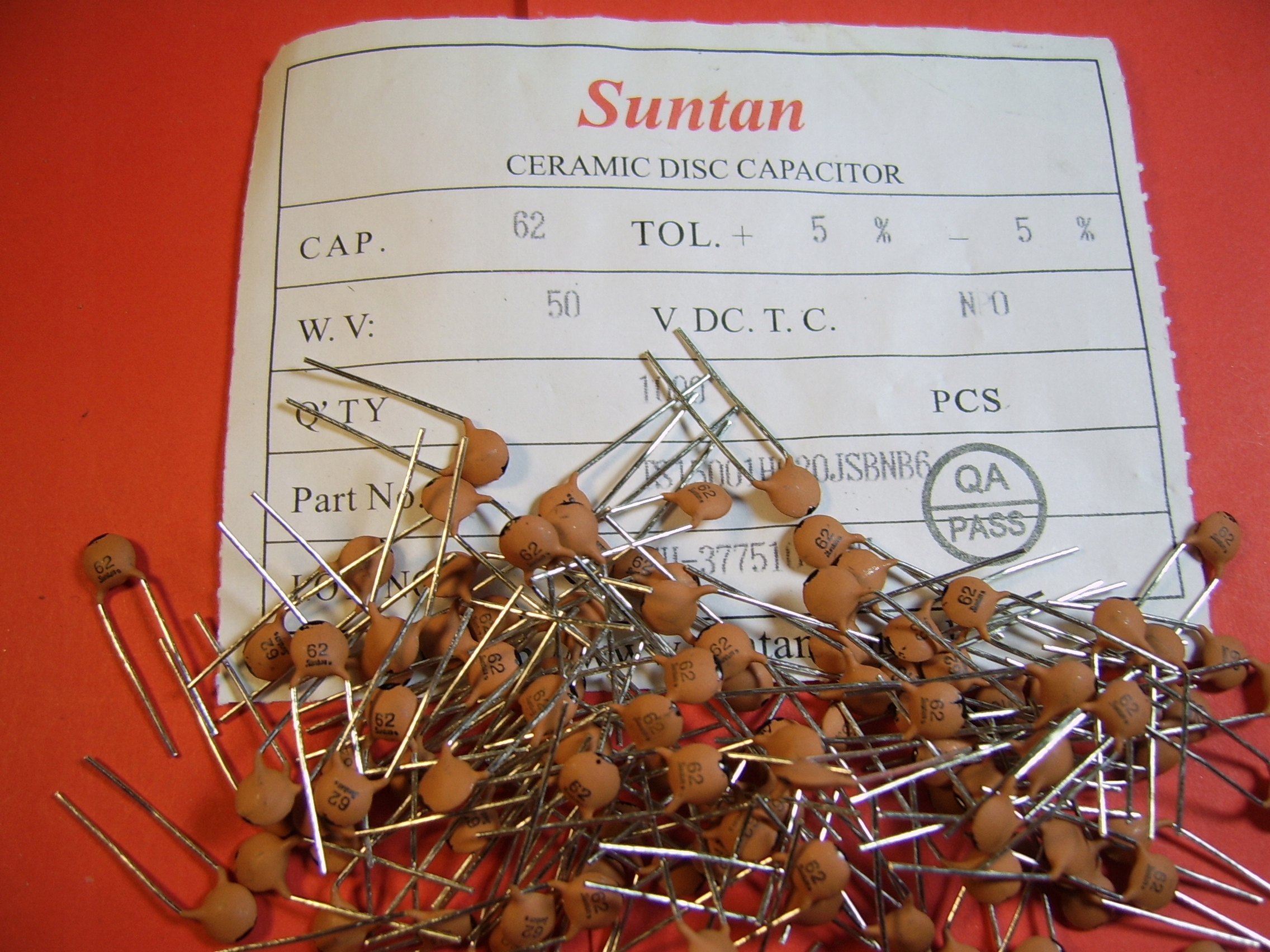 100x 62pF 50V 5% NP0 kond. ceramiczny Tht Suntan