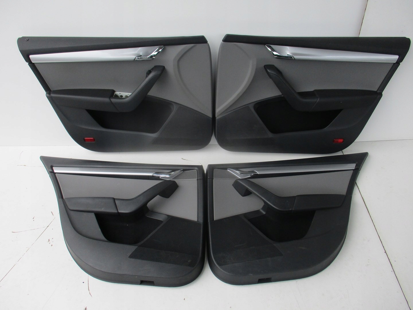 Tapicerka drzwi SKODA OCTAVIA 5e9 kombi 16r