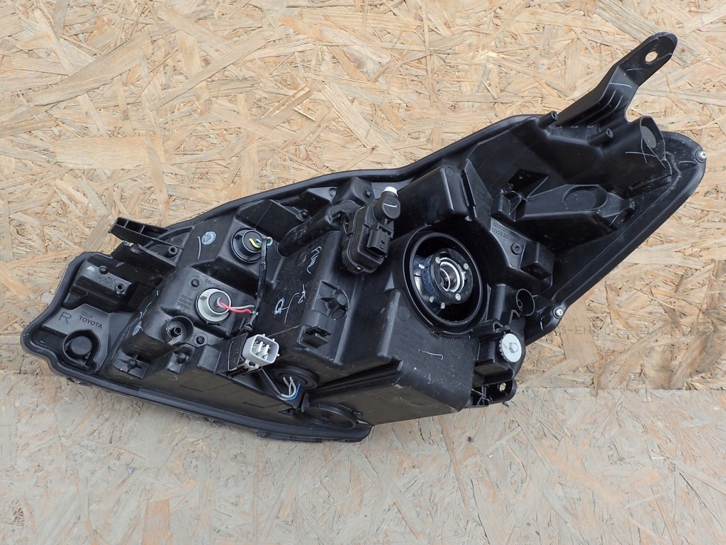 light right REFLEKTOR right TOYOTA YARIS 4 IV 17
