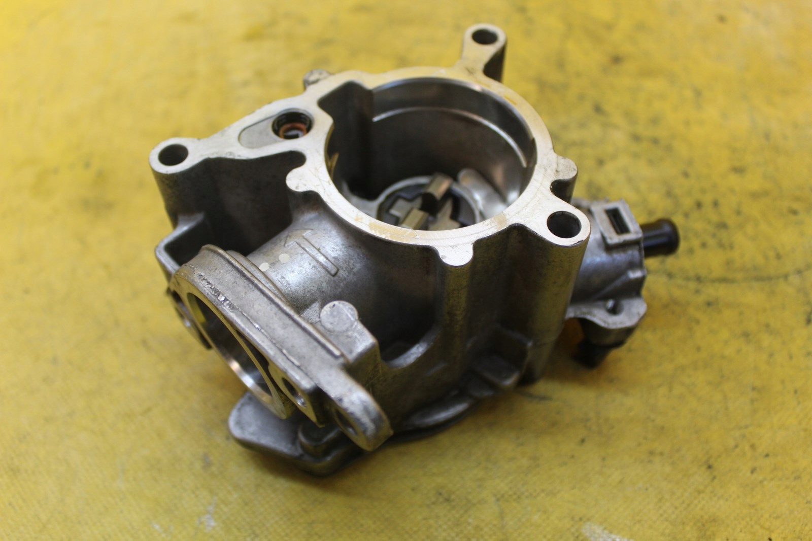 НАСОС VACUM GOLF VI CCZ 2.0 TFSI 06J145100