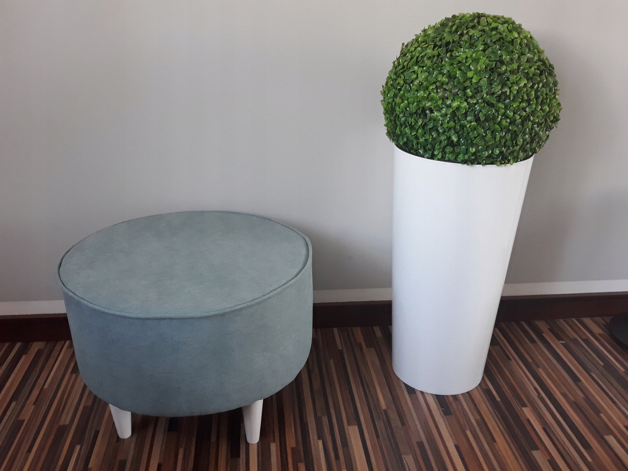 NOWOCZESNA PUFA OKRĄGŁA - DREWNIANE NOGI Marka Dragon